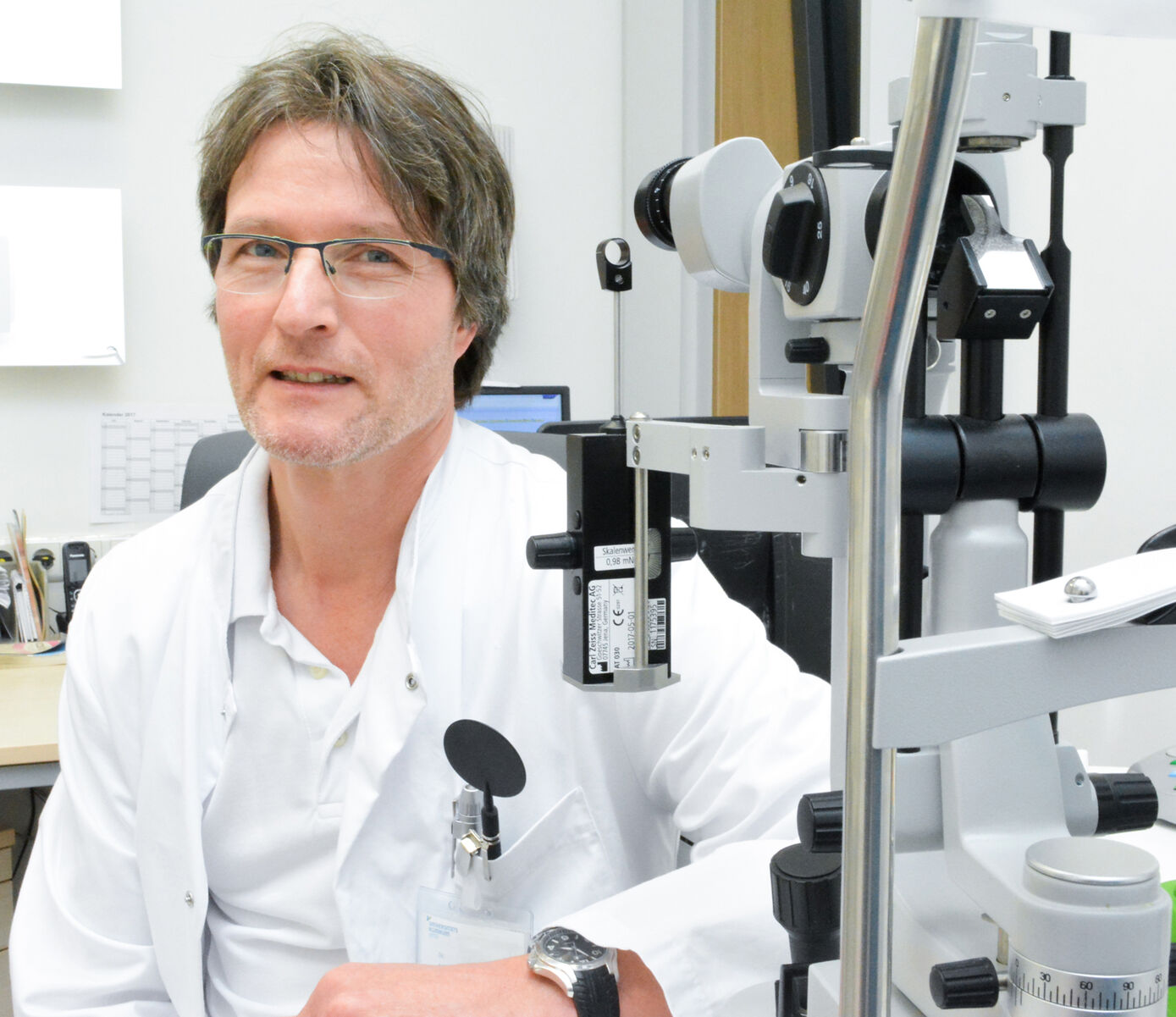 Oberarzt Dr. Ulrich Voigt betreut Diabetespatienten in der Augenklinik des UKJ. Foto: UKJ