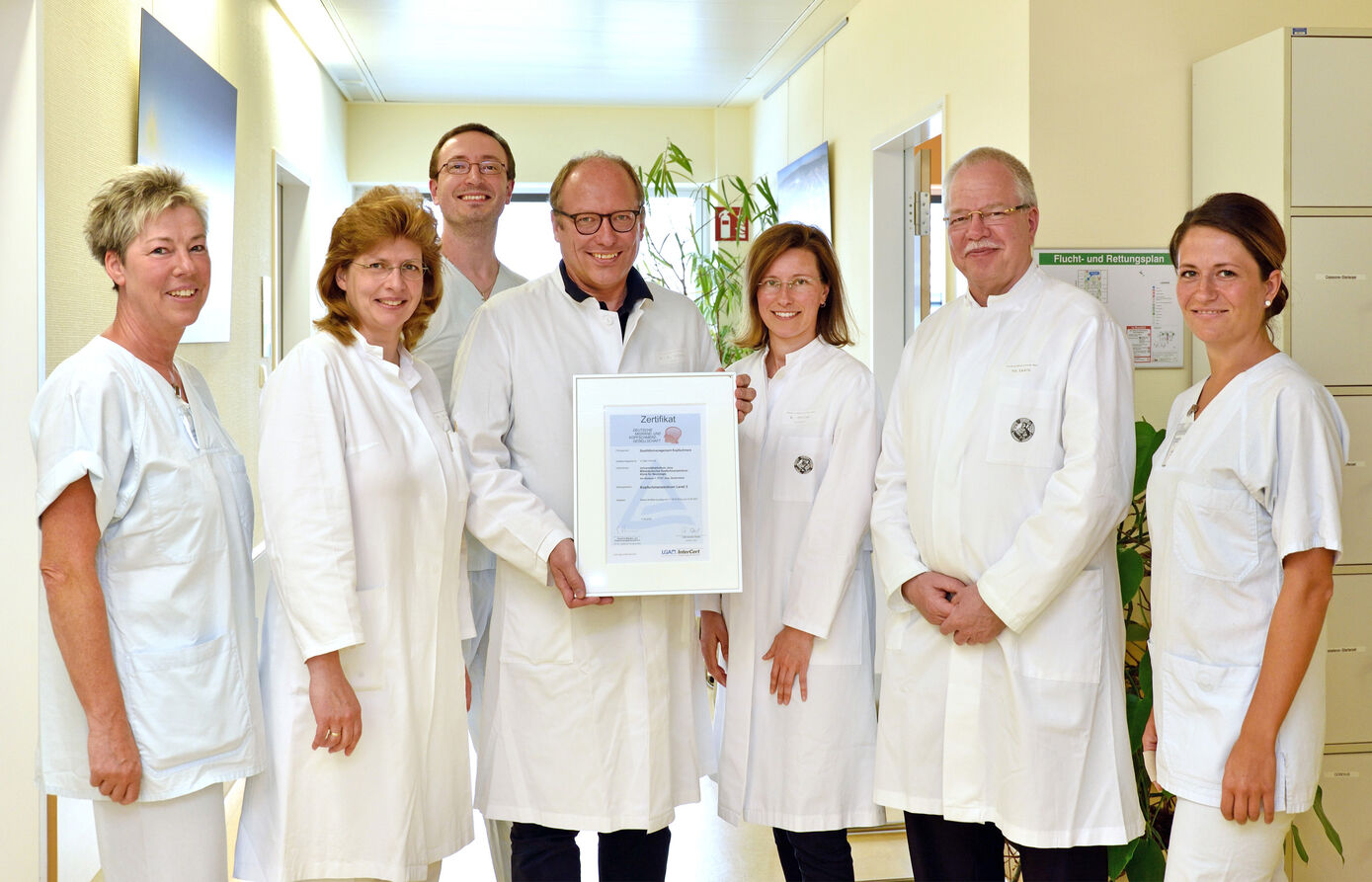 Das Mitteldeutsche Kopfschmerzzentrum am Universitätsklinikum Jena (UKJ) unter der Leitung von Dr. Peter Storch (mitte) erhält als bundesweit erste schmerztherapeutische Einrichtung die Zertifizierung in der Kategorie der höchsten Versorgungsstufe (Level 3). Foto: UKJ

