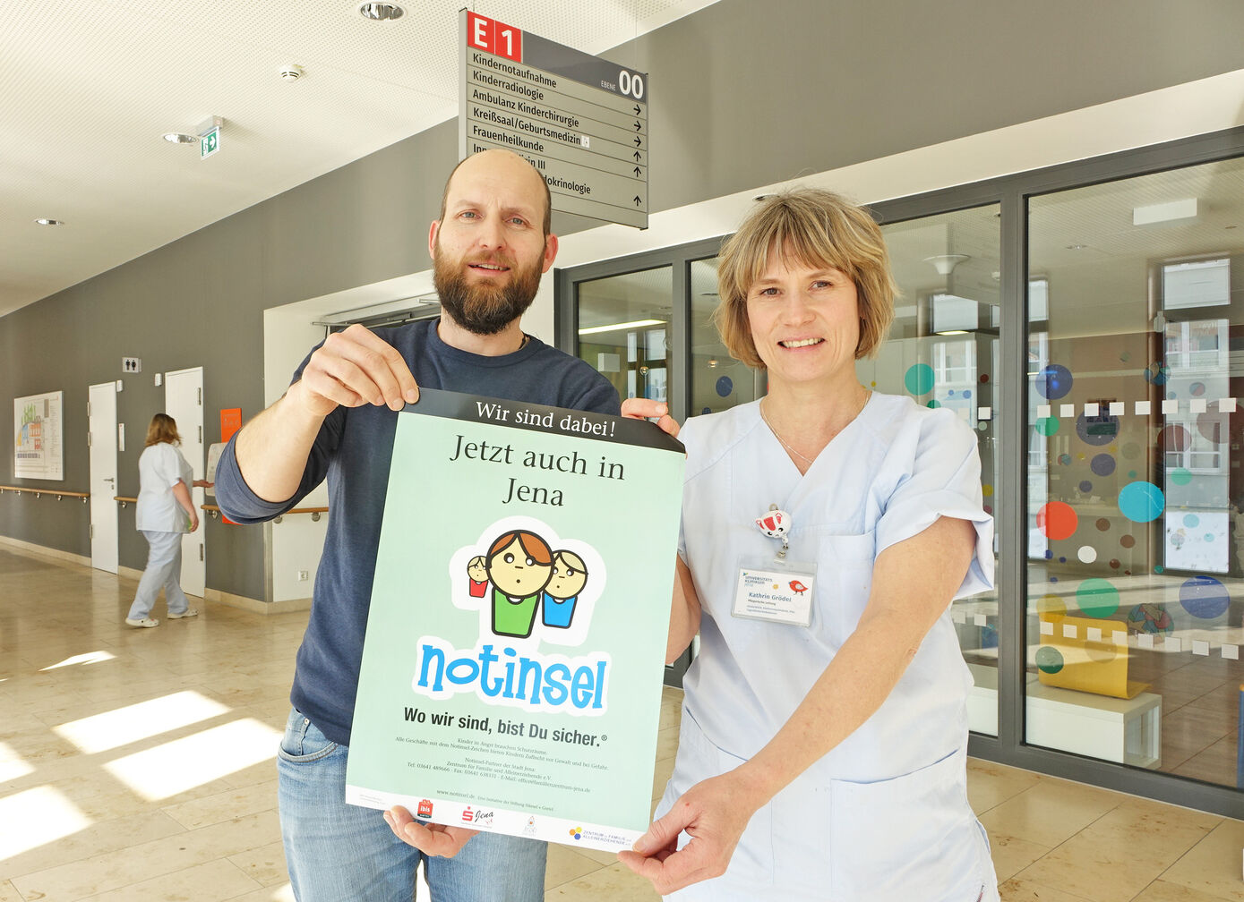 Stephan Griethe vom Familienzentrum überreicht Kathrin Grödel, Pflegeleiterin für die Kindernotaufnahme am Universitätsklinikum Jena, alle notwendigen Unterlagen zum Projekt Kindernotinsel. Foto: UKJ/Schleenvoigt 