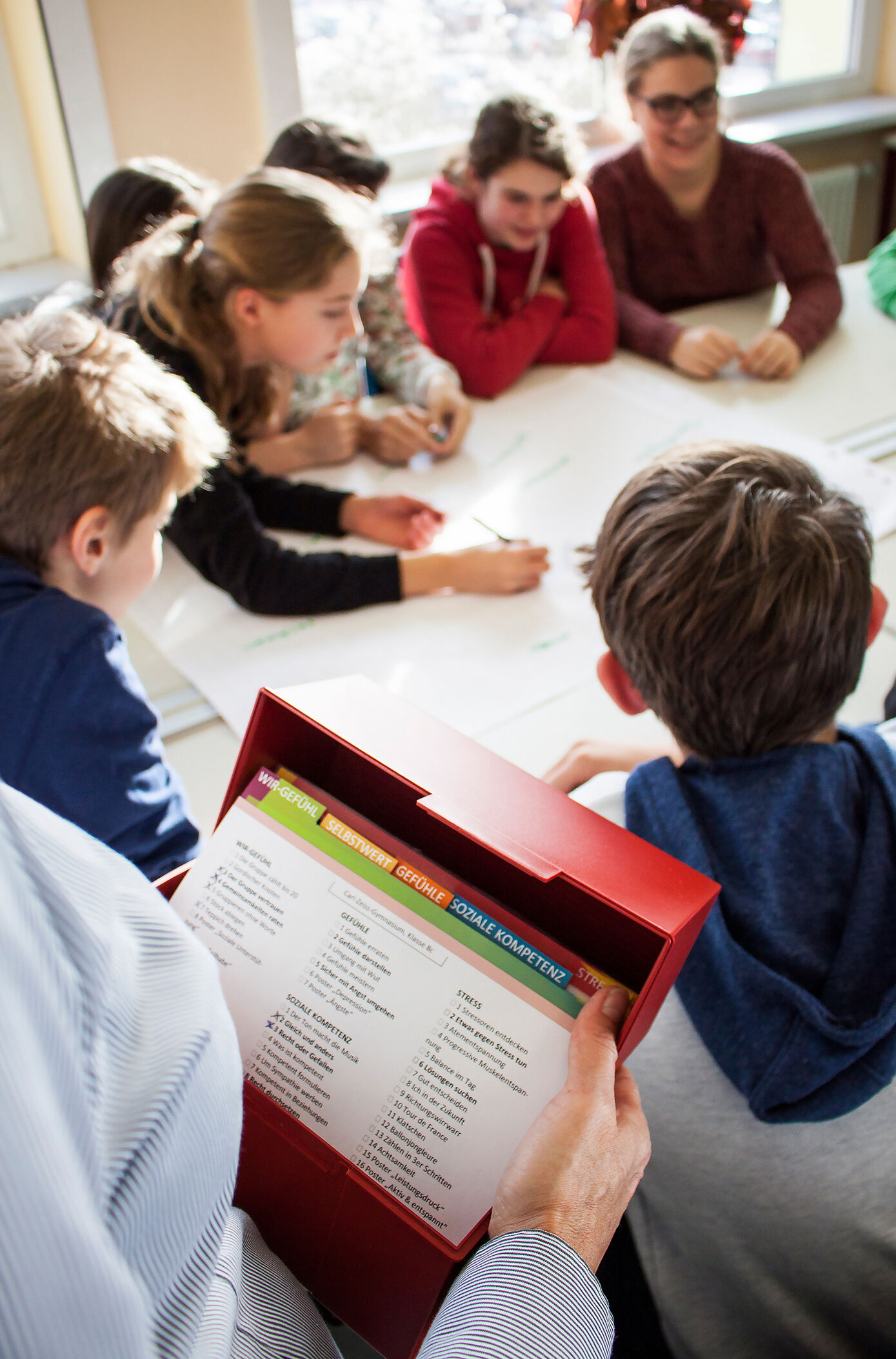 Die kurzen, pädagogischen Übungen aus der Box lassen sich direkt in den Unterricht integrieren und stärken das Wir-Gefühl in der Klasse.