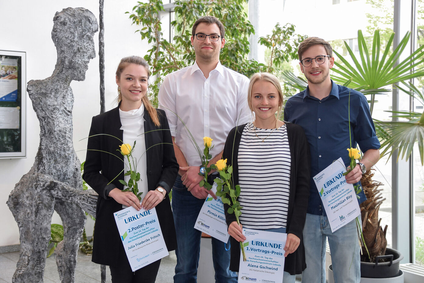 Julia Friederike Fritsch, Pirmin Killinger, Alena Gschwind und Maximilian Bley (v.l.) sind die Preisträger des 16. Nachwuchswettbewerbes FZL. Foto: Inka Rodigast/UKJ.