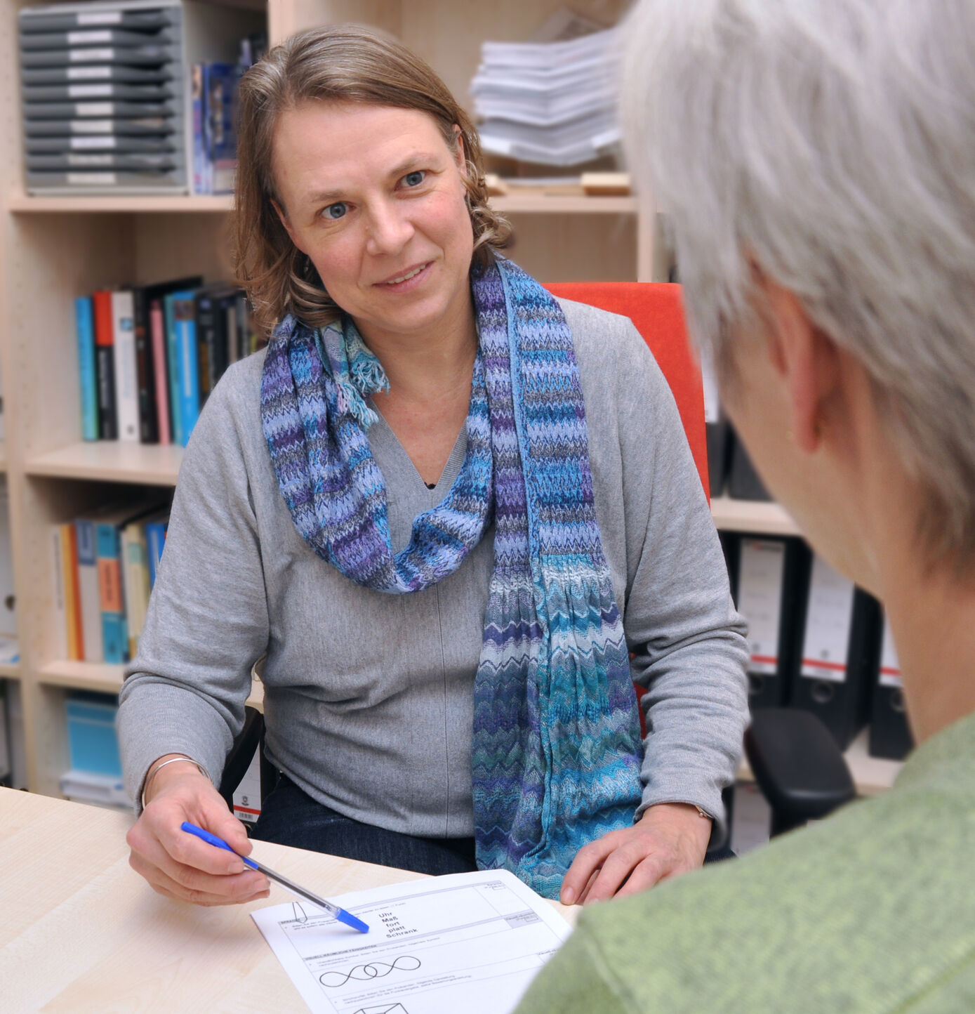 Im Gedächtniszentrum am UKJ erforscht die Psychologin PD Dr. Kathrin Finke, wie sich Wahrnehmung und Aufmerksamkeit im Alter verändern. Foto: Manuela Schacke/UKJ