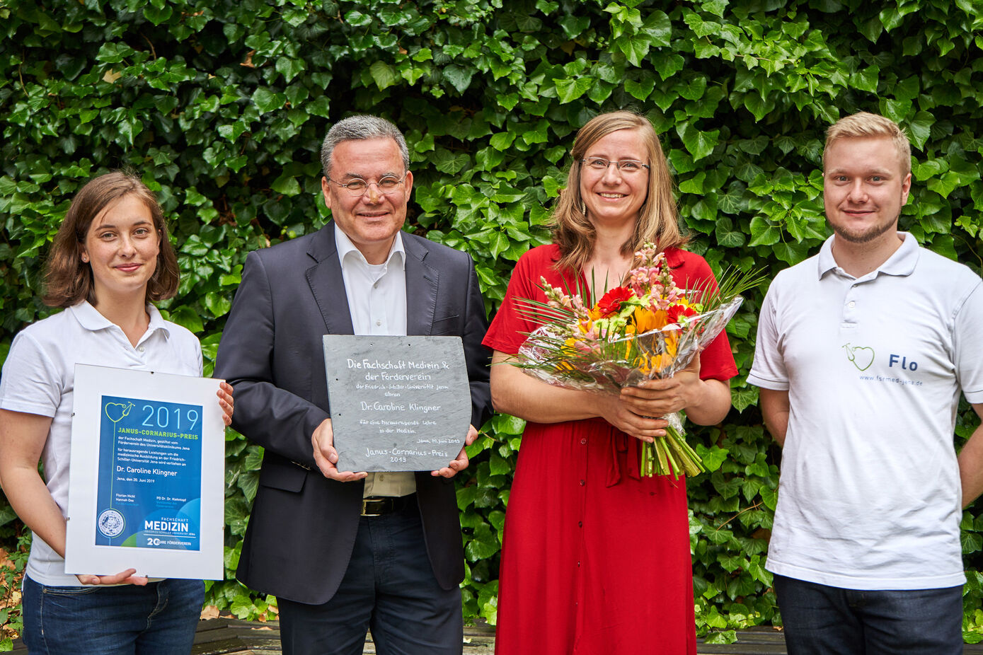 Dr. Caroline Klingner (3.v.l.) erhielt den diesjährigen Janus-Cornarius-Lehrpreis der Fachschaft Medizin, der von den Studierenden Hannah Oxe (l.) und Florian Hickl (r.) und dem Vorsitzenden des Fördervereins) PD Dr. Dr. Michael Kiehntopf (2.v.l.) übergeben wurde. Foto: Fachschaft