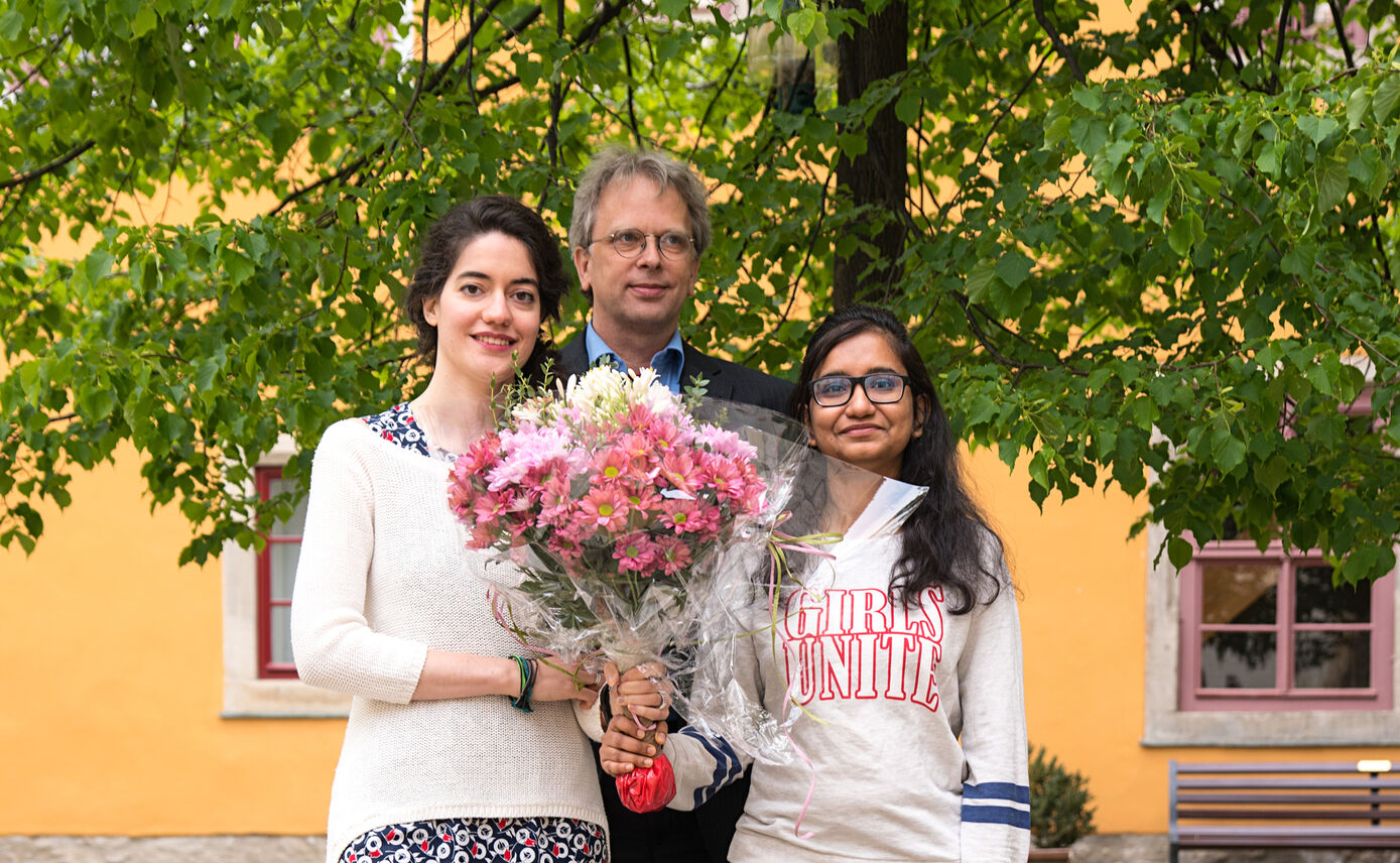 Marta Maggioni (li.) und Reema Chowdhury gehören zu den ersten Absolventen des Masterstudiengangs Medical Photonics, der von Prof. Dr. Christoph Biskup geleitet wird. Foto: Holger Babovsky/UKJ.