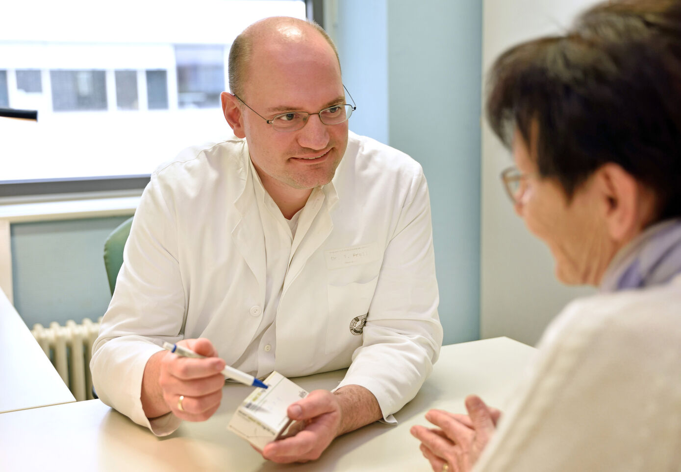 Der Geriater und Neurologe PD Dr. Tino Prell erforscht am Universitätsklinikum Jena, in welchem Maß ältere neurologische Patienten die vereinbarte Therapie einhalten. Foto: Michael Szabó/UKJ.