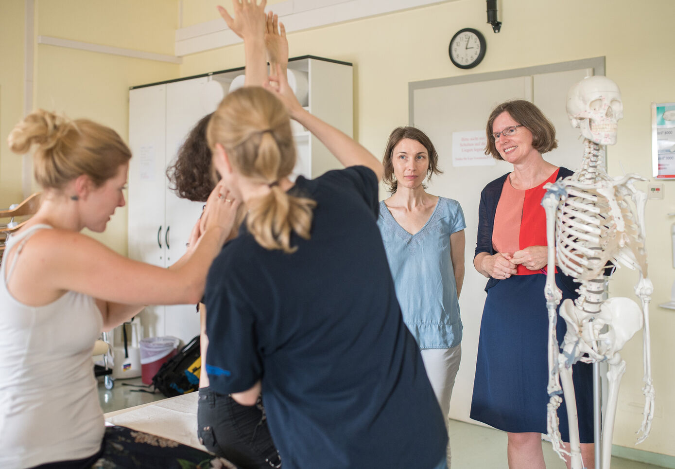 Zum Programm der Summerschool Allgemeinmedizin, das das Jenaer Organisationsteam um Dr. Inga Petruschke (2.v.r.), Dr. Sven Schulz und Prof. Jutta Bleidorn(r.)  zusammengestellt hatte, gehörte auch ein orthopädischer Untersuchungskurs.