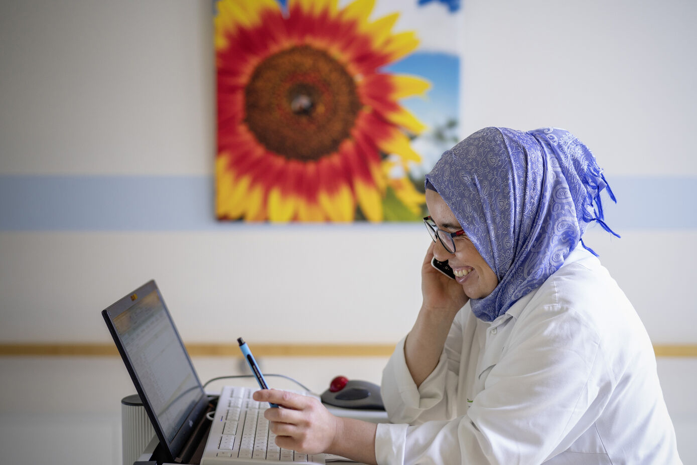 Wäre sie nicht Chirurgin, wäre Aysun Tekbaş vermutlich Fremdsprachenkorrespondentin. Sie beherrscht sechs Sprachen. Damit unterstützt sie auch mal beim Übersetzen für Patienten. Foto: UKJ / Schroll