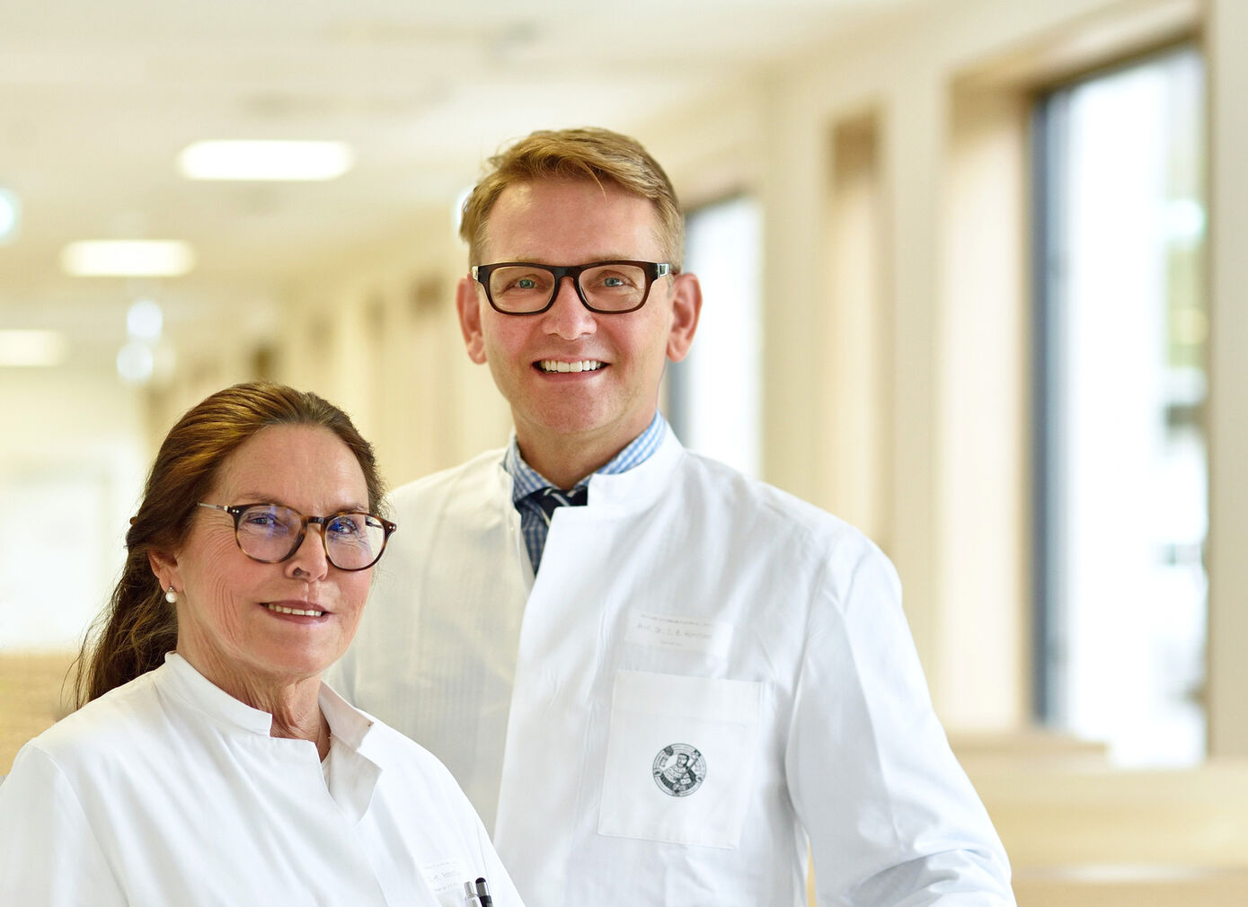 Dr. Christine-Maria Robotta, Oberärztin und Plastische Chirurgin, mit Klinikdirektor Prof. Dr. Ingo Runnebaum von der UKJ-Frauenklinik. Foto: UKJ/Szabó.