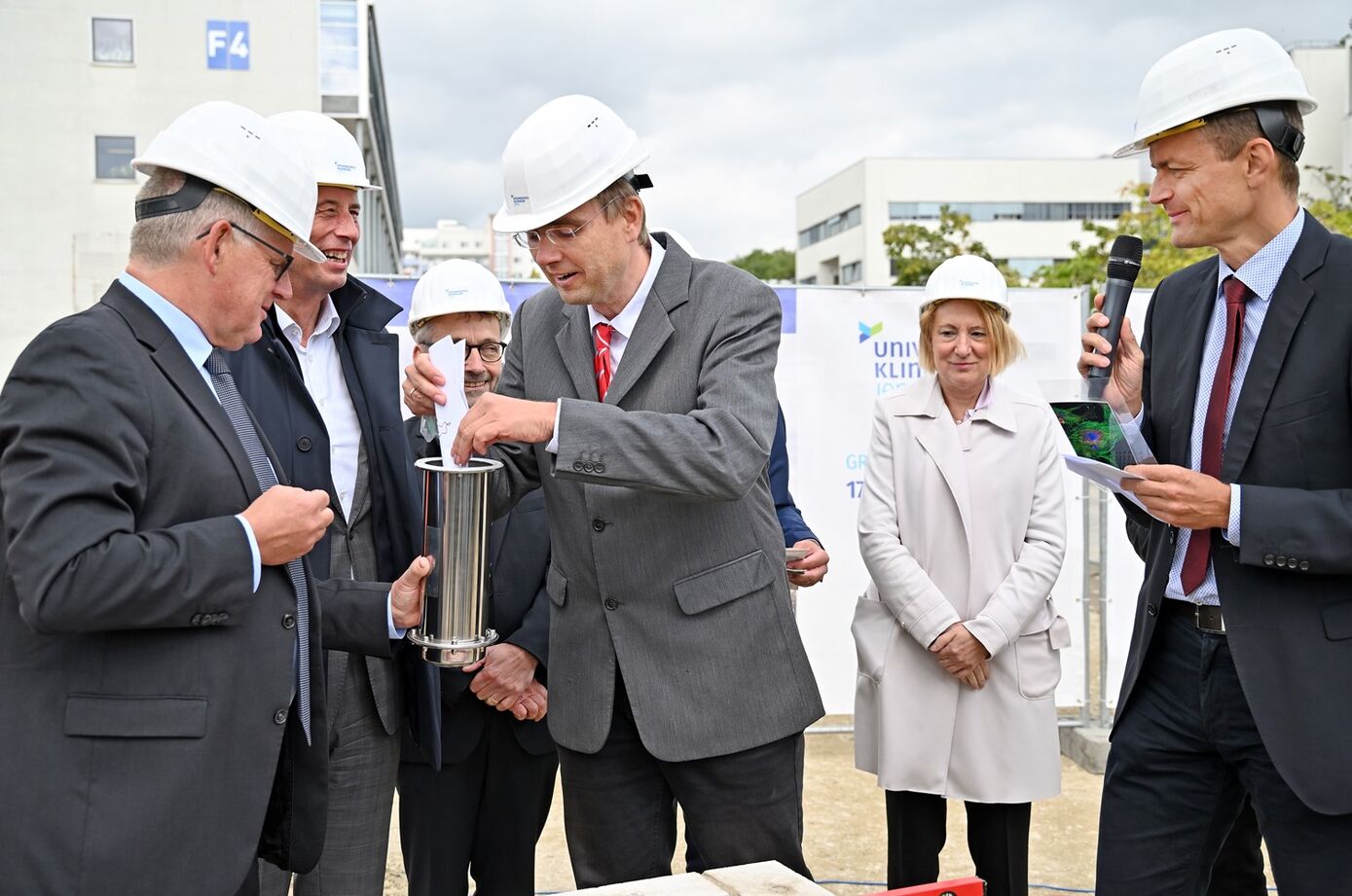 Wie es sich für eine Grundsteinlegung gehört, wurde auch eine Zeitkapsel vergraben. Foto: Szabó/UKJ