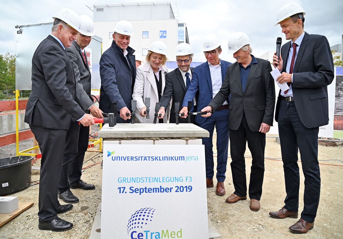 Prof. Andreas Hochhaus, Prof. Ralf Mrowka (beide Sprecher CeTraMed), Wissenschaftsminister Wolfgang Tiefensee, Dr. Brunhilde Seidel-Kwem (Kaufmännischer Vorstand UKJ), FSU-Präsident Prof. Walter Rosenthal, Prof. Jürgen Popp vom Leibniz-Institut für Photonische Technologien, Prof. Peter Scharff (Rektor der TU Ilmenau) und PD Dr. Jens Maschmann (Medizinischer Vorstand UKJ) bei der Grundsteinlegung (v. li.). Fotos: Szabó/UKJ