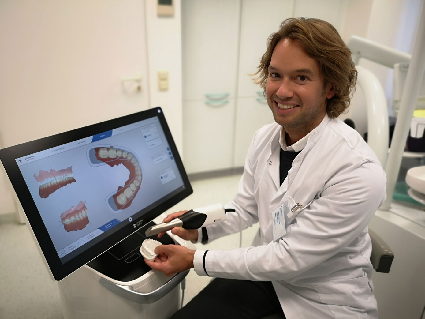 Prof. Dr. Dr. Collin Jacobs spricht bei der Abendvorlesung über moderne Methoden der Kieferorthopädie. Foto: UKJ