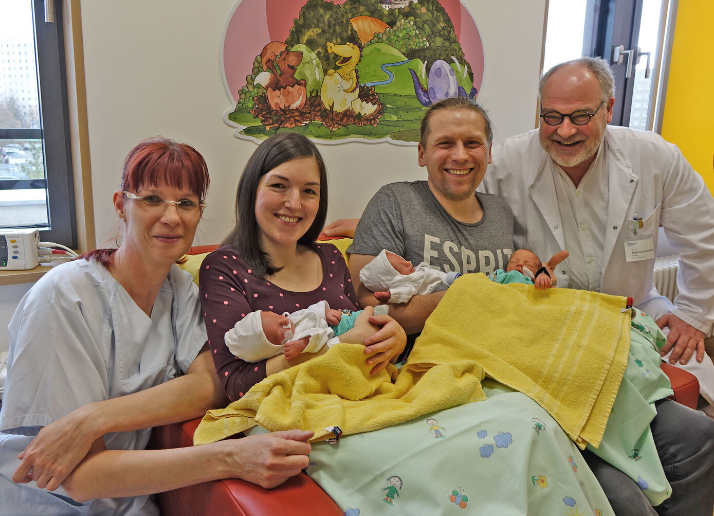 Die Eltern Sarah und Christian H. mit Anton, Ole und Emil sowie der Stationsleiterin der Neonatologie, Sabine Schwabe, und Prof. Ekkehard Schleußner, Direktor der Klinik für Geburtsmedizin am UKJ.
Foto: UKJ/Schleenvoigt
