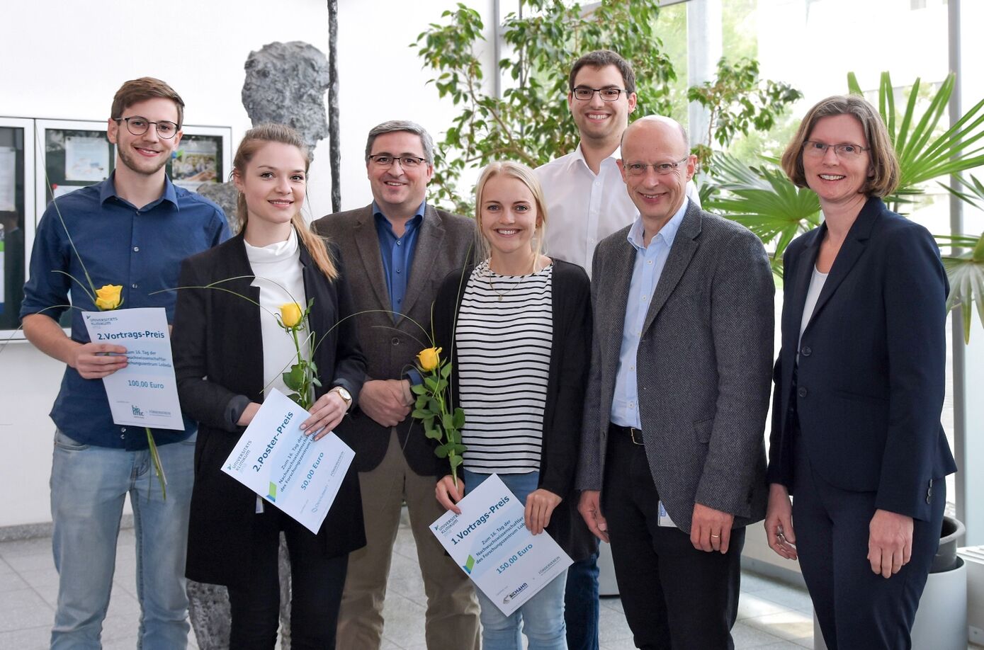 Preisträger und Jury (v.l.: Maximilian Bley, Julia Friederike Fritsch, PD Dr. Frank Peters, Alena Gschwind, Pirmin Killinger, Professor  Dr. Matthias Dürst und Professor Dr. Jutta Bleidorn) Foto: UKJ/Rodigast 