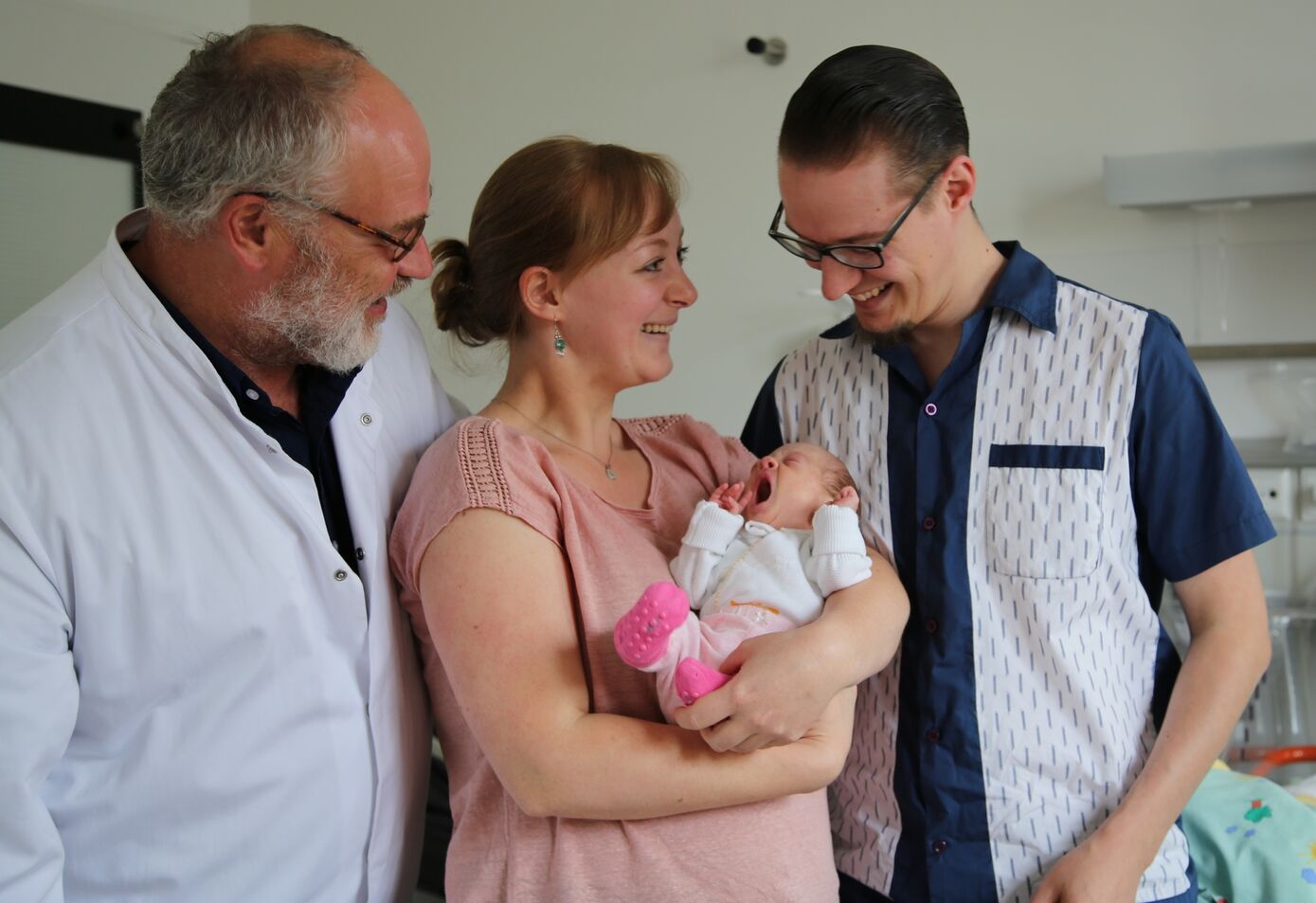 Die glücklichen Eltern, Marie-Luise und Ben Theuerkauf, mit Töchterchen Marlene kurz vor Entlassung aus dem Uniklinikum. Professor Ekkehard Schleußner, der Leiter der Geburtsmedizin (links im Bild), betreute die Schwangerschaft. Foto: UKJ 