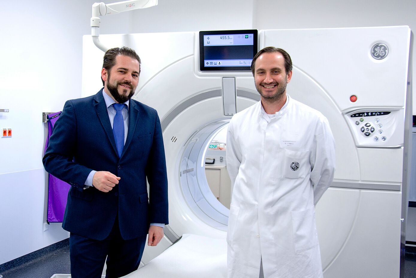 Felix Güttler, technisch-kaufmännischer Leiter des IDIR, und Dr. Ioannis Diamantis, Oberarzt am IDIR (v.l.). Foto: UKJ/Ebert