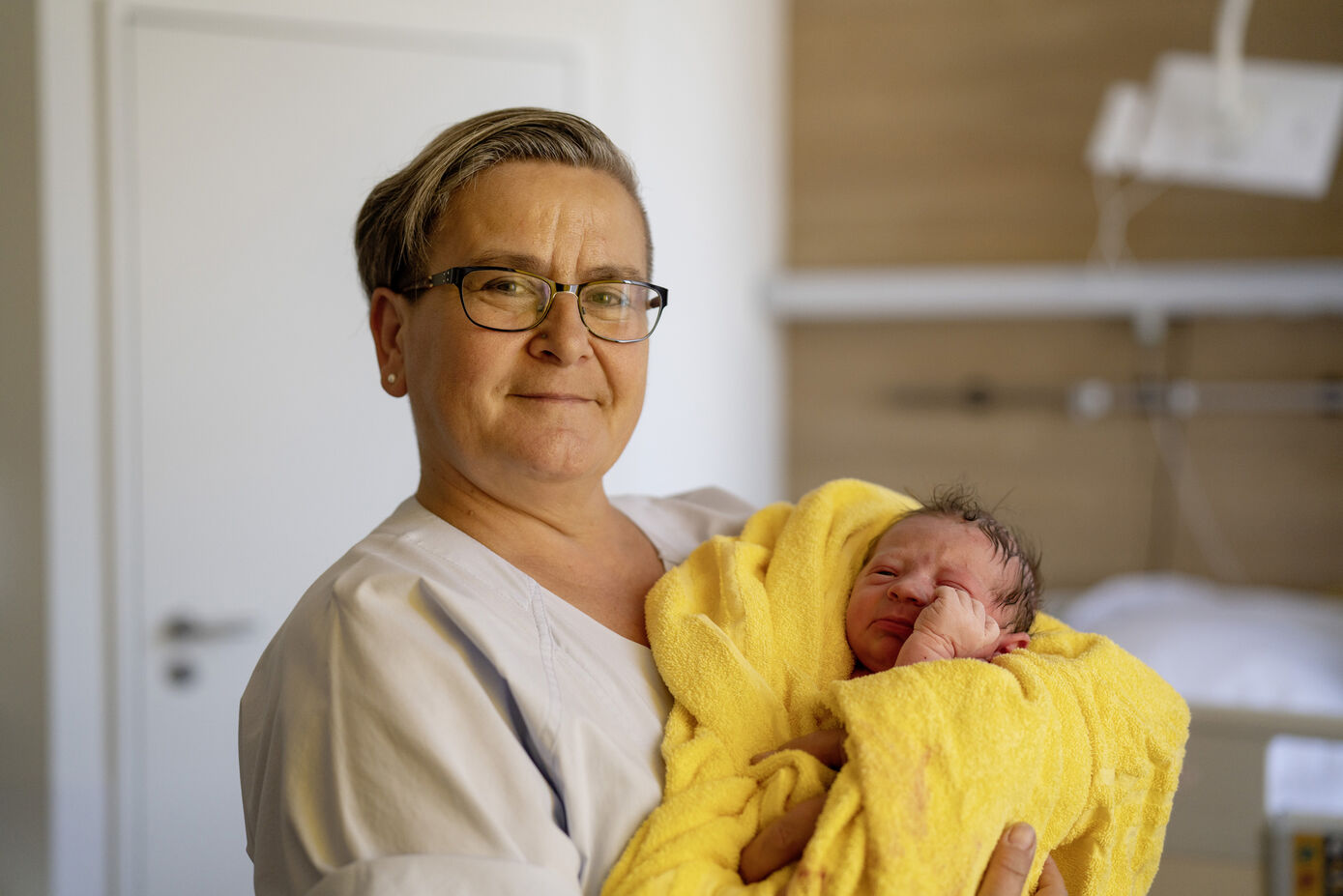 Hebamme Christina ist die dienstälteste Hebamme und leitet das Hebammen-Team im Kreißsaal. Foto: Schroll/UKJ