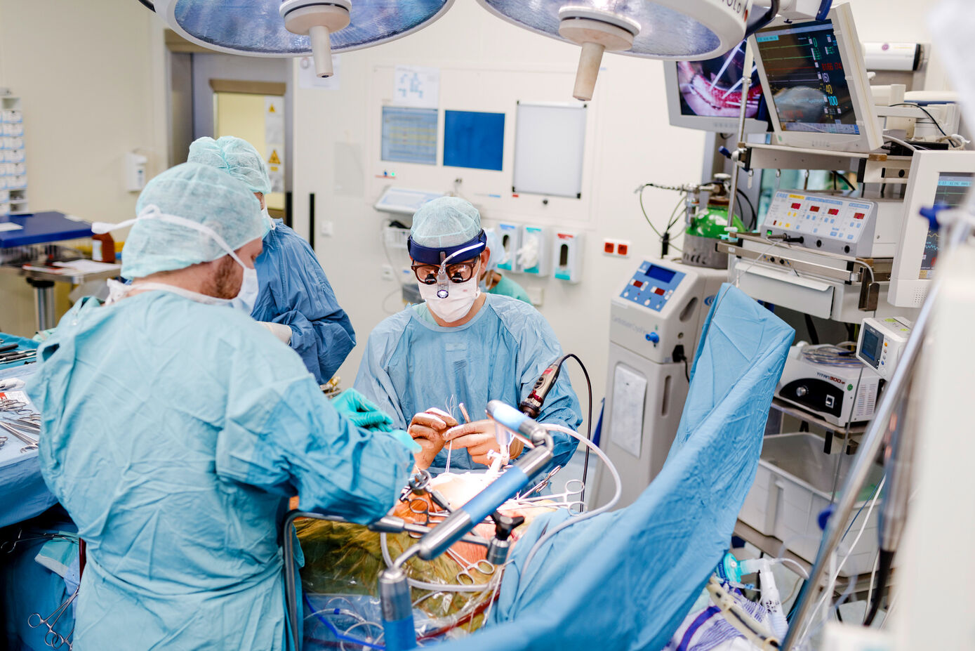 Prof. Dr. Torsten Doenst (re.), Direktor der Klinik für Herz- und Thoraxchirurgie, gehört zu den UKJ-Medizinern, die in der aktuellen Focus-Liste zu „Herz & Gelenken“ empfohlen werden. Foto: UKJ/ Schroll