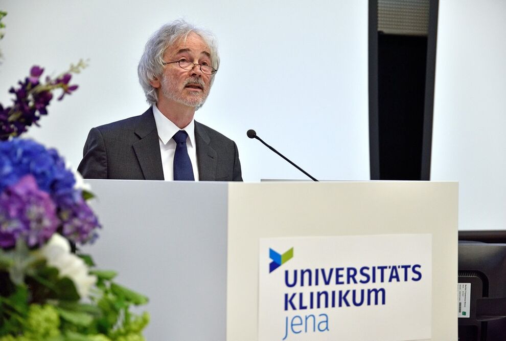 Das letzte Wort des Abends hatte der Ehrengast selbst, Professor Klaus Benndorf. Foto: UKJ/Szabó