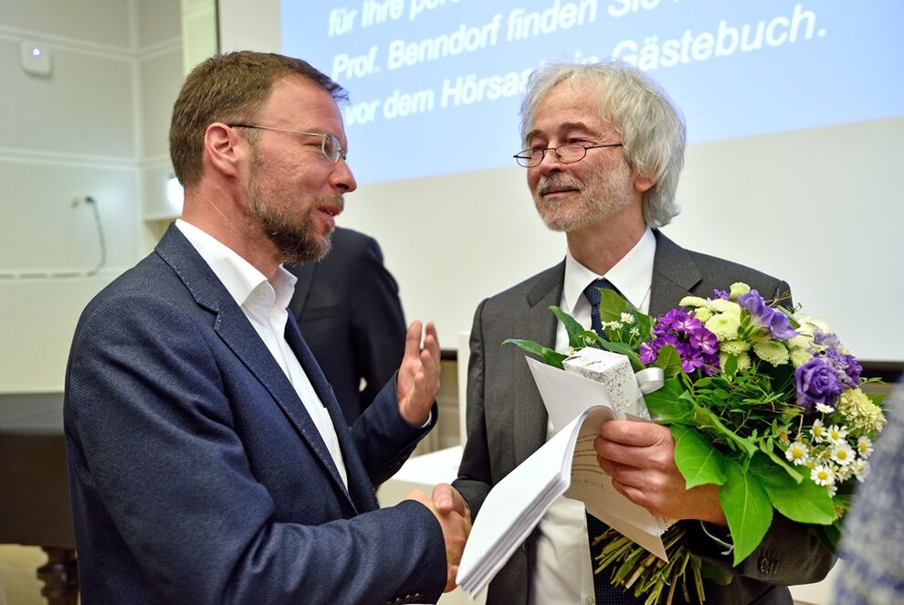 Die zahlreichen Gratulanten stehen Schlange: hier Jenas OB Thomas Nitzsche mit Professor Benndorf. Foto: UKJ/Szabó