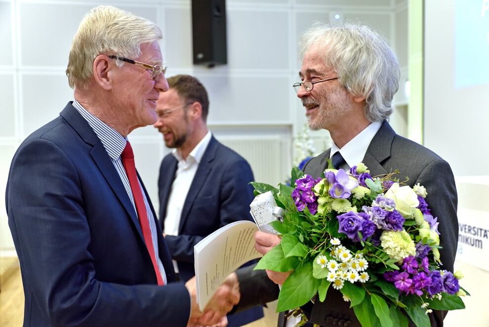 Auch der Neulobedaer Ortsteilbürgermeister, Volker Blumentritt, ließ es sich nicht nehmen, Professor Benndorf persönlich zu gratulieren. Foto: UKJ/Szabó