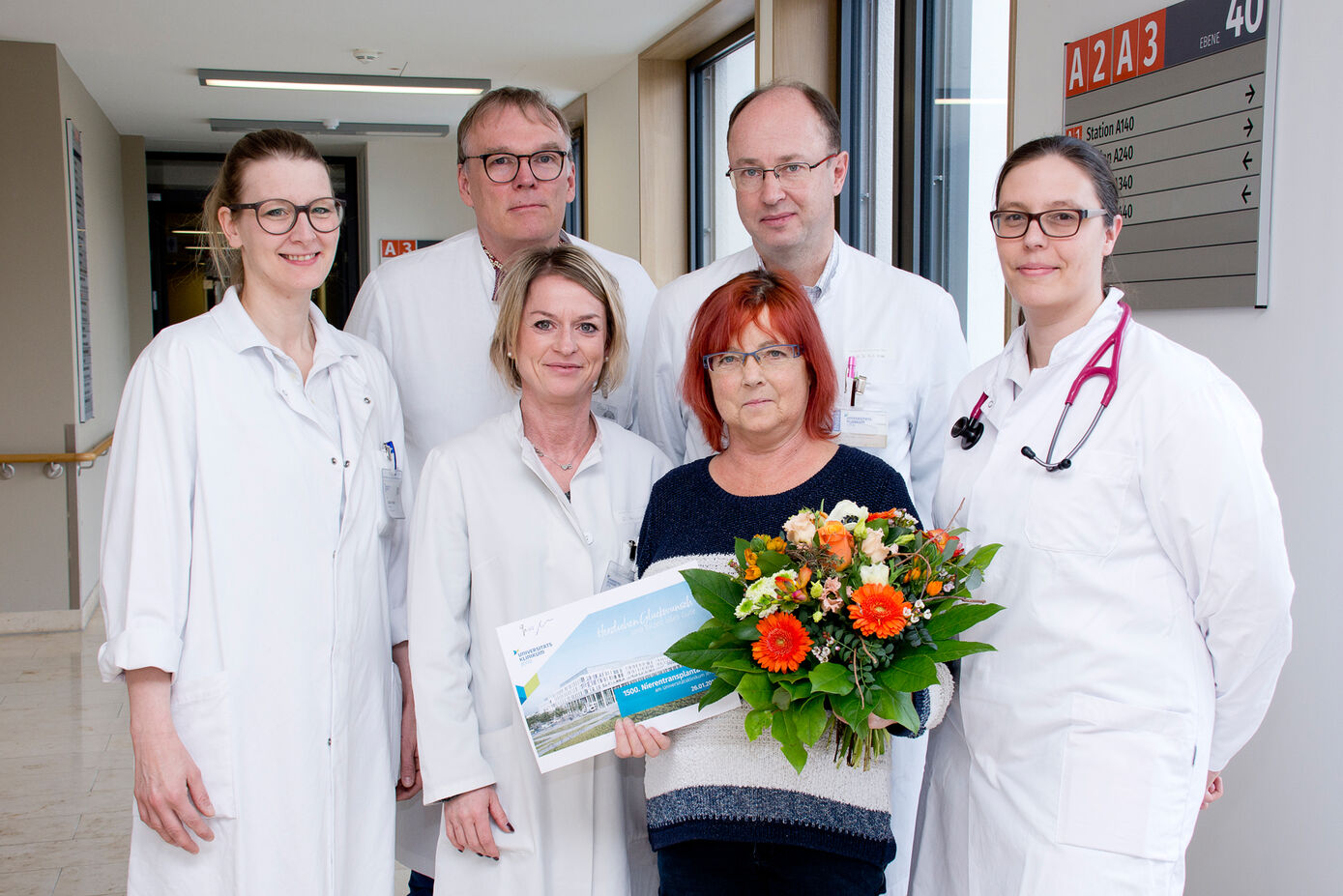 Das Team des Nierentransplantationszentrums wünscht Andrea R. alles Gute für ihr Leben mit der neuen Niere. Foto: UKJ / Ebert