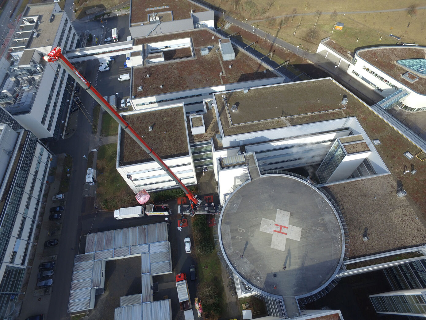 Die neuen MRT-Geräte schwebten mehr als 20 Meter hoch – unter anderem auch über dem Hubschrauberlandeplatz – bevor sie zu ihrem finalen Standplatz im Institut für Diagnostische und Interventionelle Radiologie am UKJ gelangt sind. Foto: UKJ/Herrmann