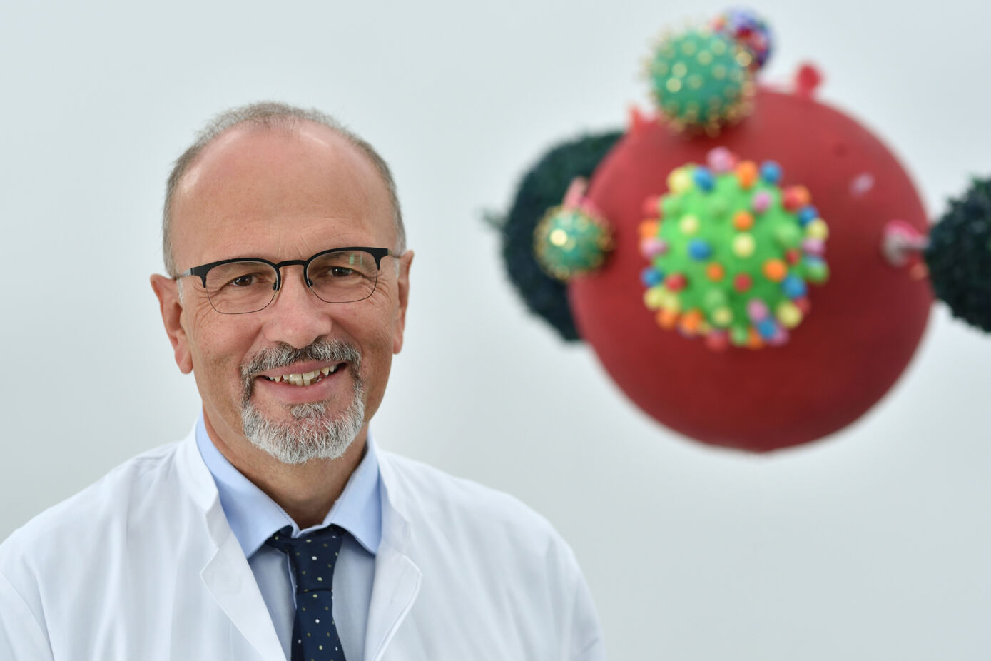 Professor Michael Bauer versucht bei der Abendvorlesung, Patienten die Angst vor der Narkose zu nehmen. Foto: Szabó / UKJ