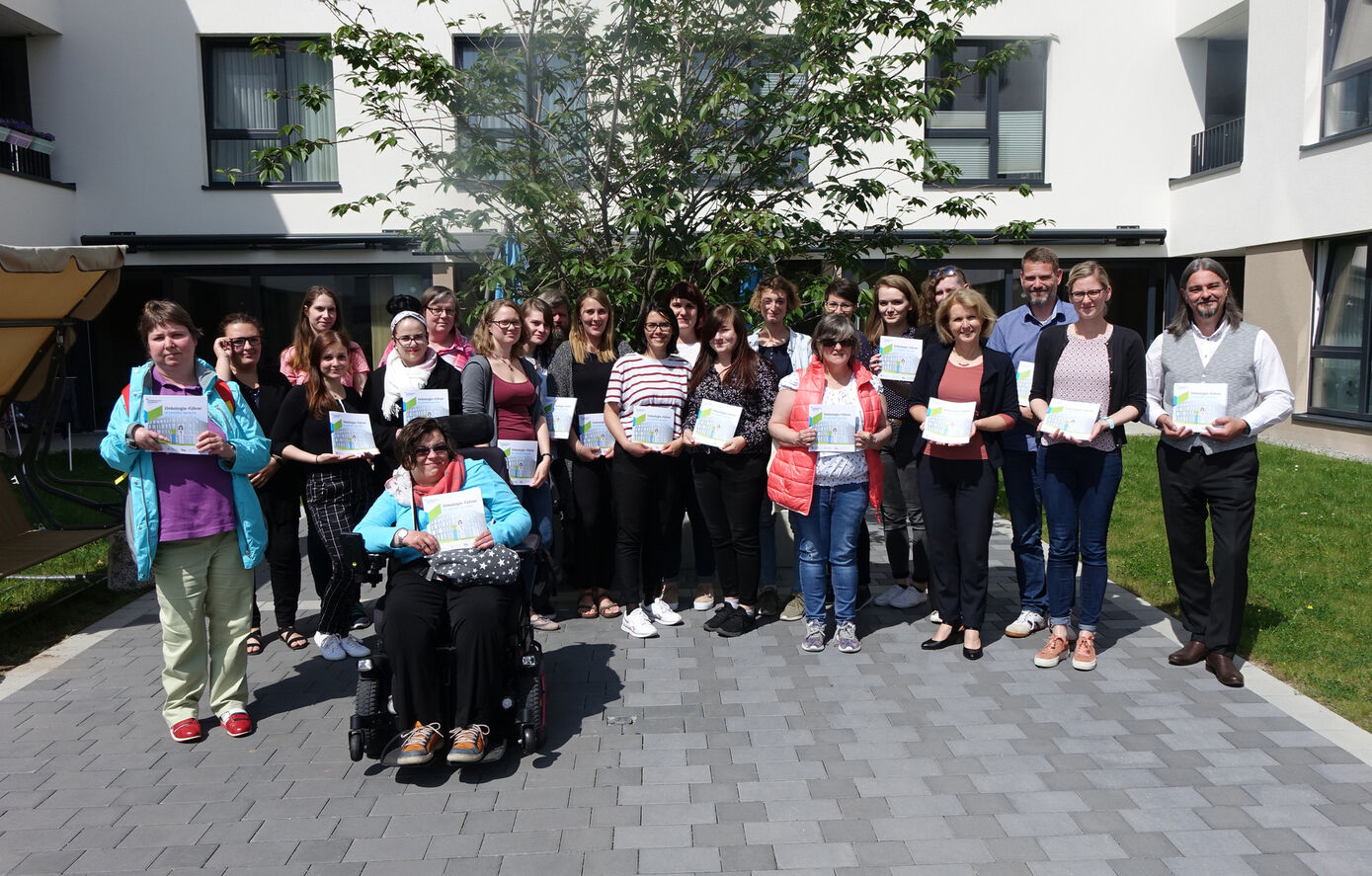 Die Projektgruppe des Inklusiven Onkologieführers von der Staatlichen Berufsbildenden Schule für Gesundheit und Soziales Jena (SBBS), der Saale Betreuungswerk der Lebenshilfe Jena gGmbH, der Thüringischen Krebsgesellschaft e.V. und des Universitätsklinikums Jena (UKJ). Foto: UKJ/Curth