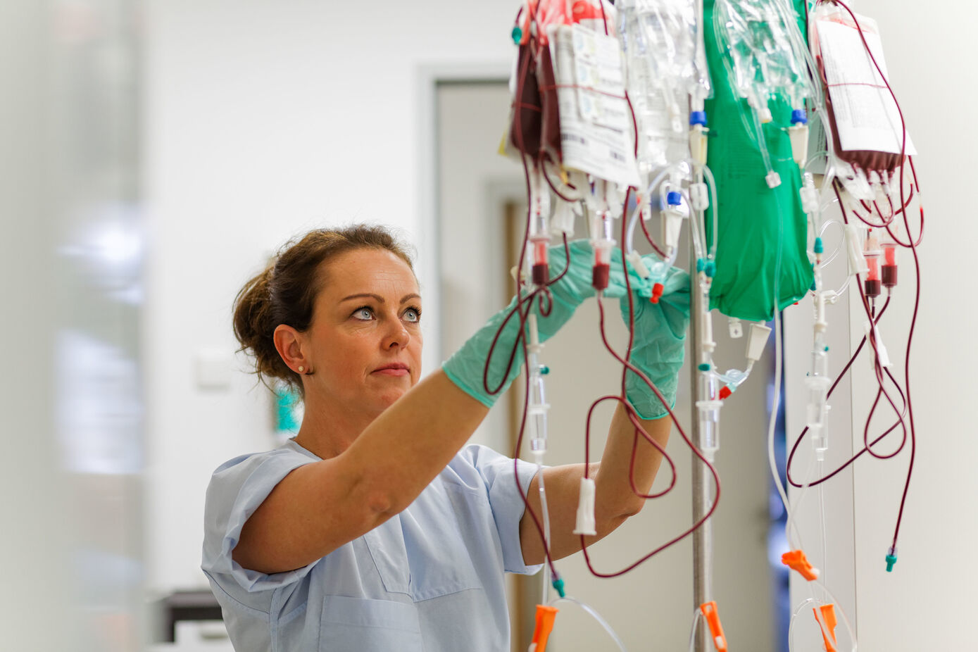 Anita Böhme, Gesundheits- und Krankenpflegerin in der Onkologie am Universitätsklinikum Jena (UKJ), kann sich keinen Arbeitsplatz vorstellen, der besser zu ihr passt. Foto: UKJ/Schroll