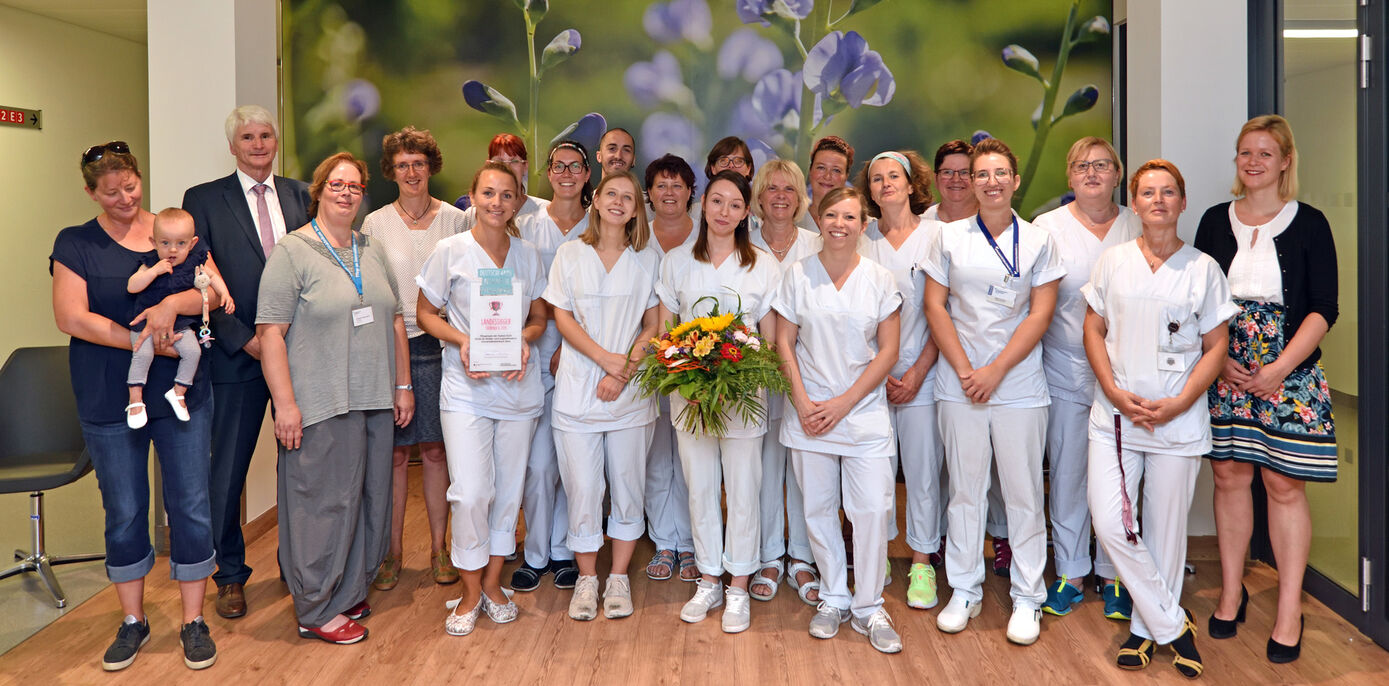 Das 50-köpfige Team der Jenaer Neonatologie wurde heute (31.07.) als „Beliebteste Pflegeprofis Thüringens 2019“ ausgezeichnet. Gratuliert haben: Patientenmutti Randi Rümelin-Tomashek mit Tochter Winona Eliza, Johannes Selle, Mitglied des Bundestages (v.l.) und Damaris Schmidt, Referentin Regierung und Parlament des Verbands der PKV (rechts). Foto: UKJ/Szabó.