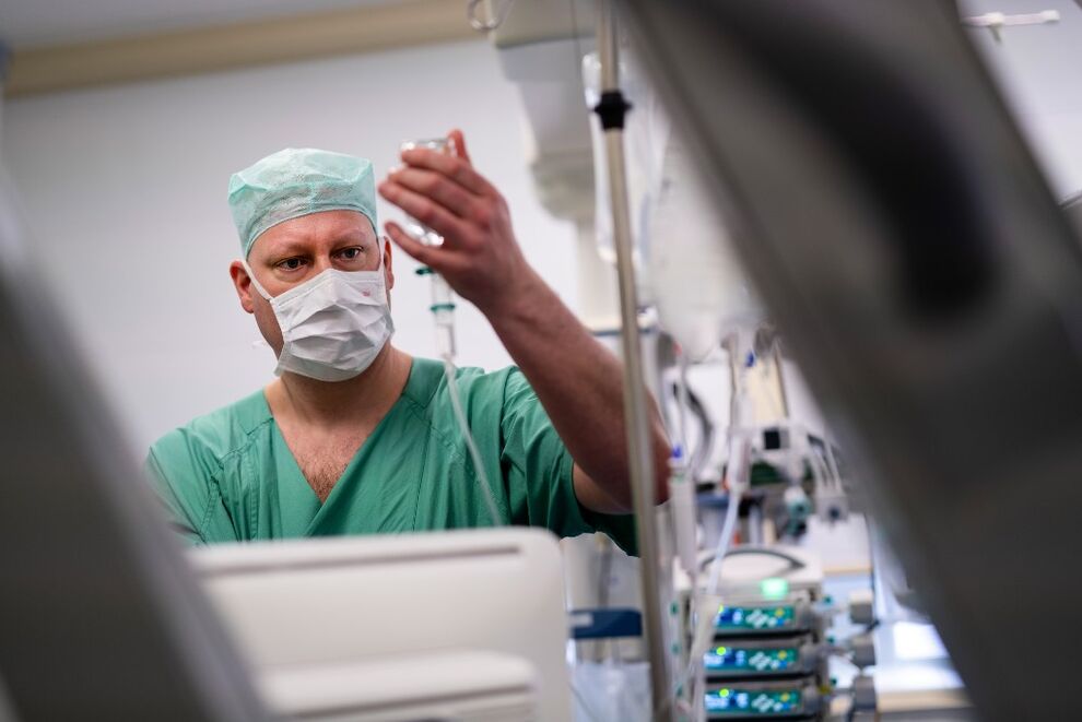 Im „normalen“ Leben ist Hendrik Rüddel Oberarzt in der Klinik für Anästhesiologie und Intensivmedizin am UKJ. Foto: Schroll/UKJ