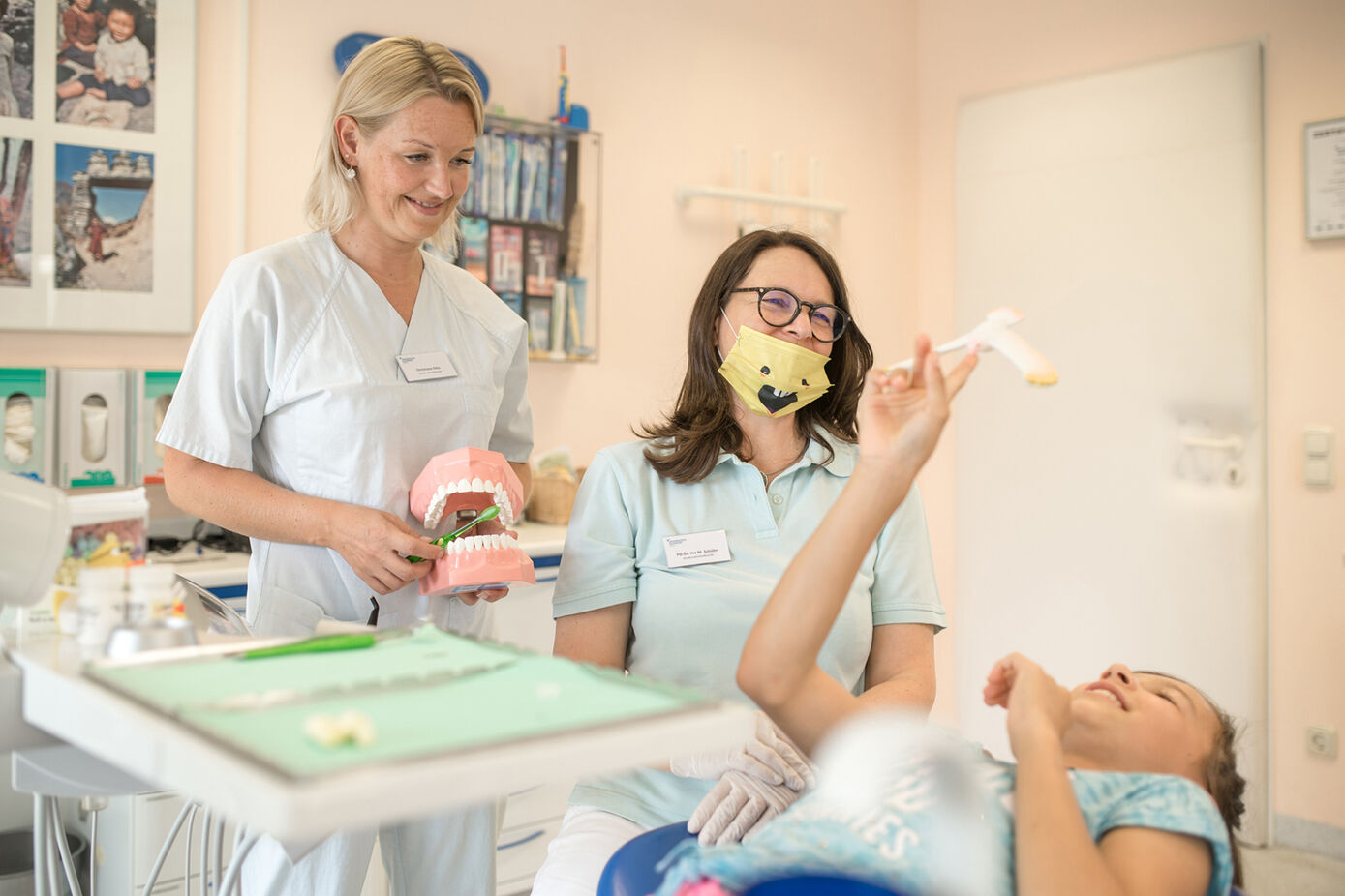 Ina Schüler (Bildmitte) kann sich bei ihren Behandlungen blind auf ihre Assistentin, hier Christiane Otto, verlassen. Überhaupt weiß jeder im Team, was kindgerechte Zahnheilkunde in all ihren Facetten bedeutet – und nur so wird sie letztlich zum Erfolg. Foto: Hellmann / UKJ