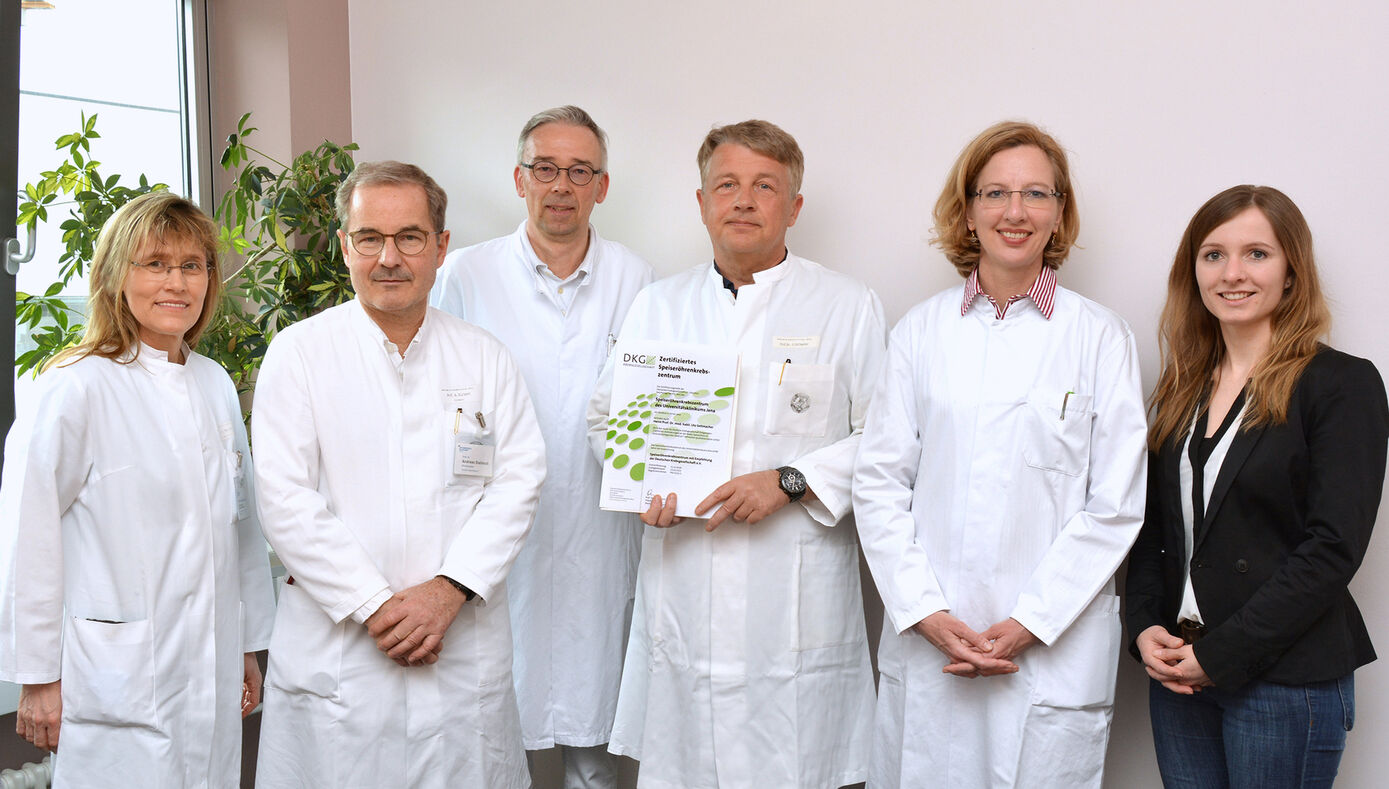 Das interdisziplinäre Team des Speiseröhrenkrebszentrums am UKJ um PD Dr. Astrid Bauschke, Oberärztin an der Klinik für Allgemein-, Viszeral- und Gefäßchirurgie am UKJ (links), und Prof. Dr. Utz Settmacher, Direktor der Klinik für Allgemein-, Viszeral- und Gefäßchirurgie (2. v.r.). Foto: UKJ/Schacke