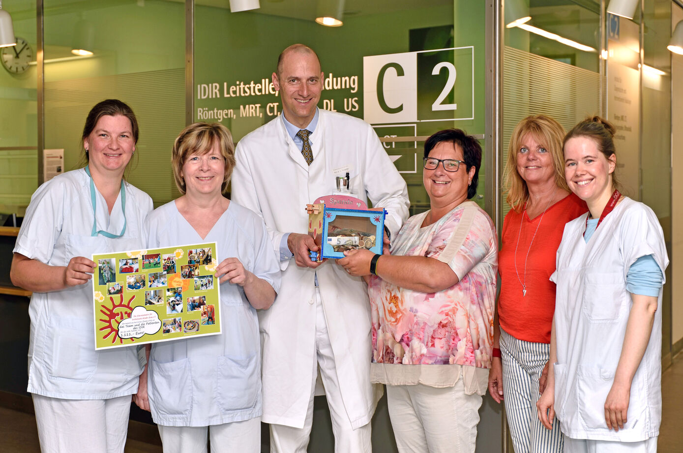 Kathrin Sipeer, Iris Schneidewind, Prof. Dr. Ulf Teichgräber, Cornelia Reich und Kristina Reimann (v.li.) überreichen Katrin Mohrholz (3. v. re.) die Spende. Foto: UKJ/Szabó