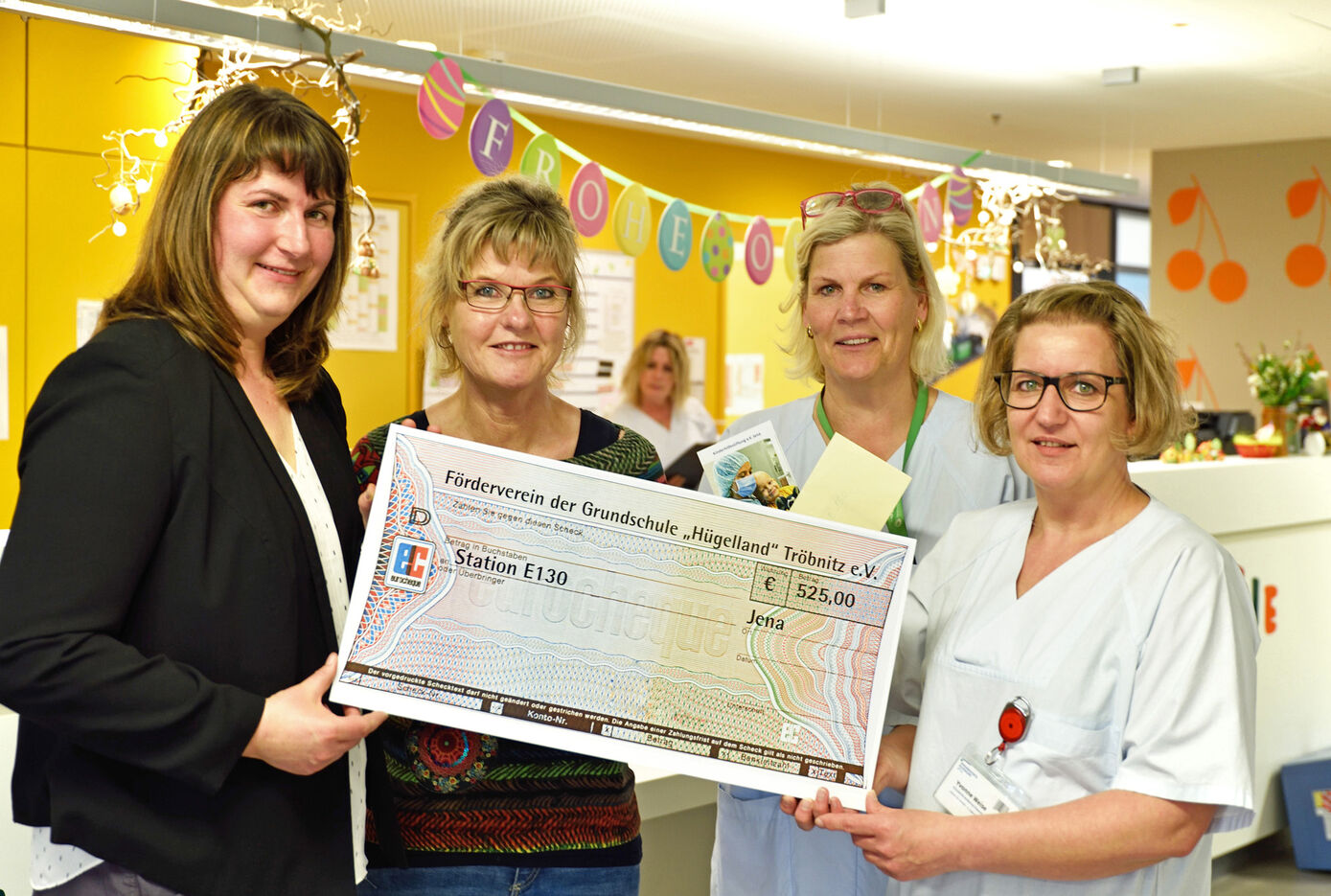 Nicole Dittrich vom Förderverein der Grundschule Tröbnitz und die stellvertretende Schulleiterin Kathrin Eppler überreichten Heike Friedrich (Teamleitung E130) und Yvonne Weise (Kinderkrankenschwester E130) die Spende. Foto: UKJ/Szabó