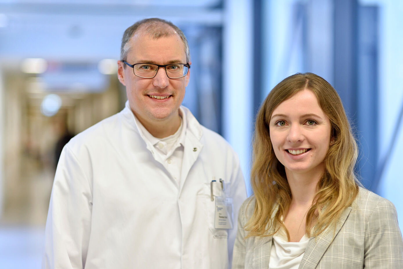 Onkologe PD Dr. Thomas Ernst und Naturwissenschaftlerin Dr. Katharina Paul. FOto: UKJ/Szabó