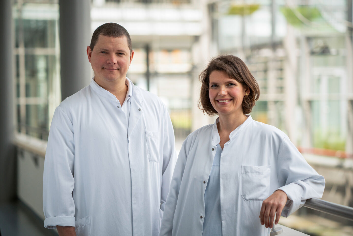 Die Neuen in der Frauenklinik: Dr. Semen Suhin und Dr. Anna Kolterer.
Kolterer war zuvor in den Unikliniken in Leipzig und Dresden als Urogynäkologin tätig, Suhin machte schon 2013/14 für seine Facharztausbildung Station in Jena und ist nach Aufenthalten in Meiningen und Schmalkalden wieder ans UKJ zurückgekehrt.  Foto: UKJ/Schroll
