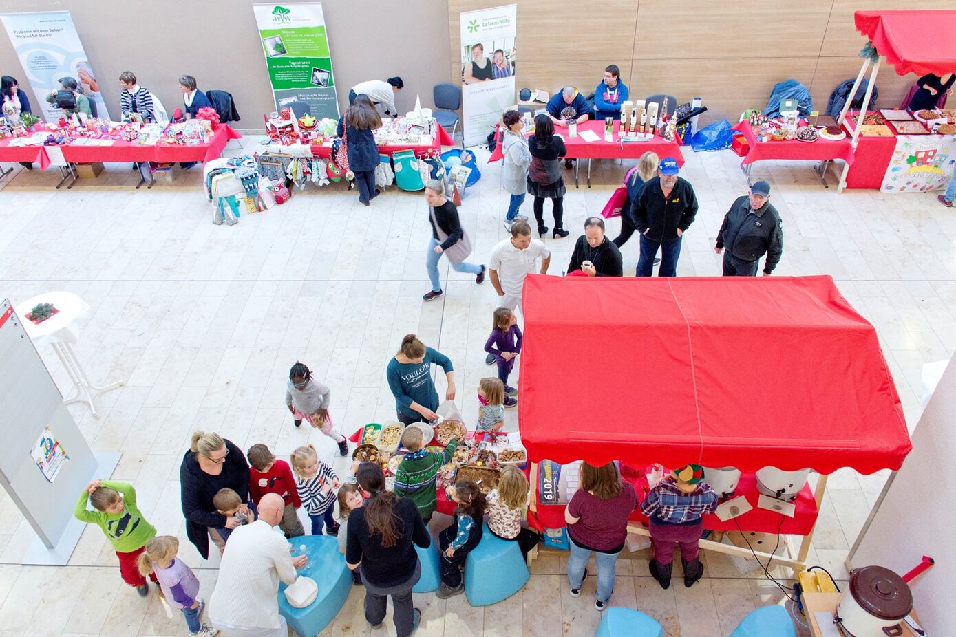 Der Weihnachtsmarkt ist nach der Premiere 2018 in diesem Jahr noch mal größer geworden: An über 20 Ständen können sich Patienten, Besucher und Mitarbeiter des UKJ mit weihnachtlichen Waren eindecken. Foto: Ebert / UKJ