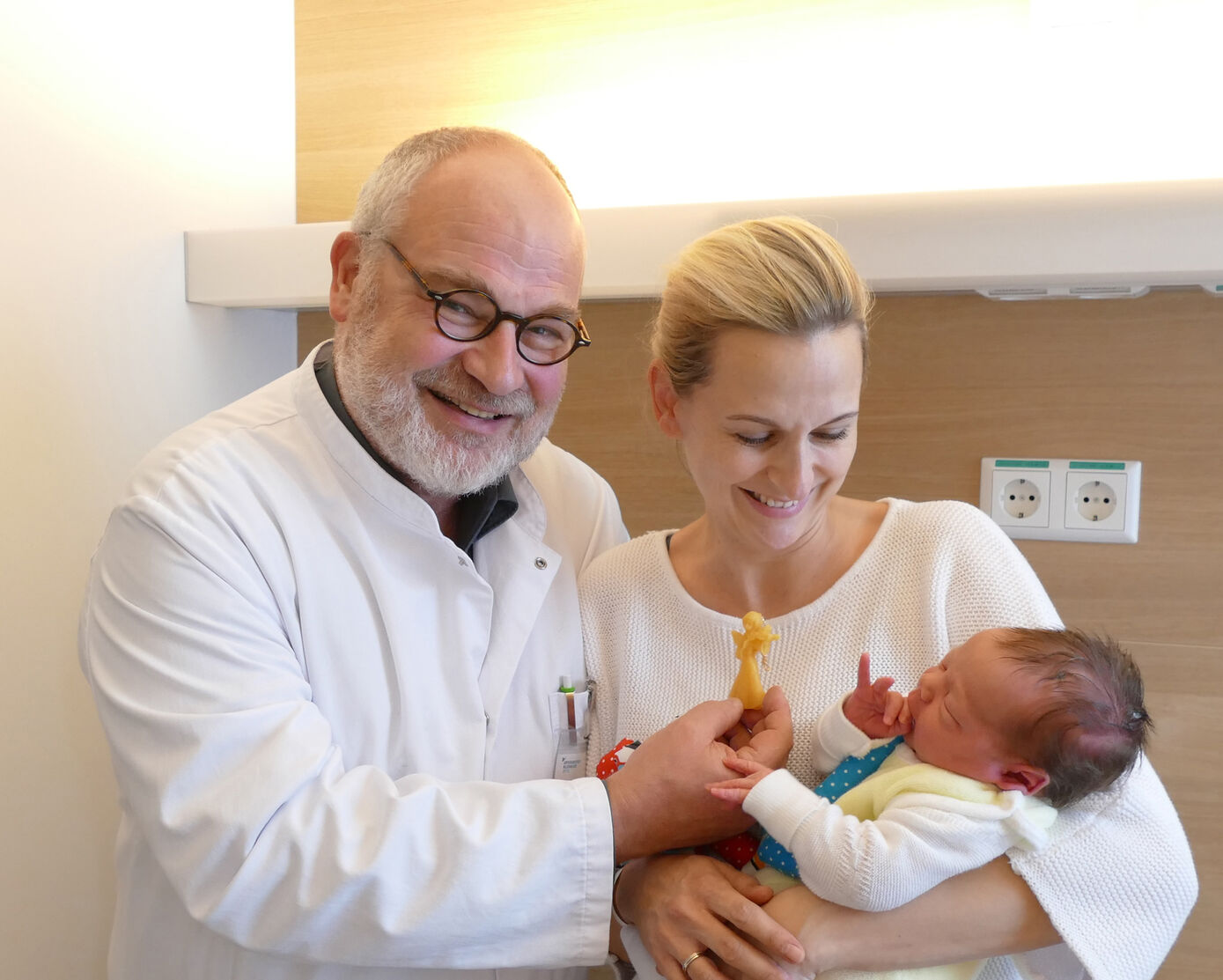 Prof. Ekkehard Schleußner, Direktor der Jenaer Klinik für Geburtsmedizin, bei seiner jährlichen Weihnachtsvisite. Foto: UKJ