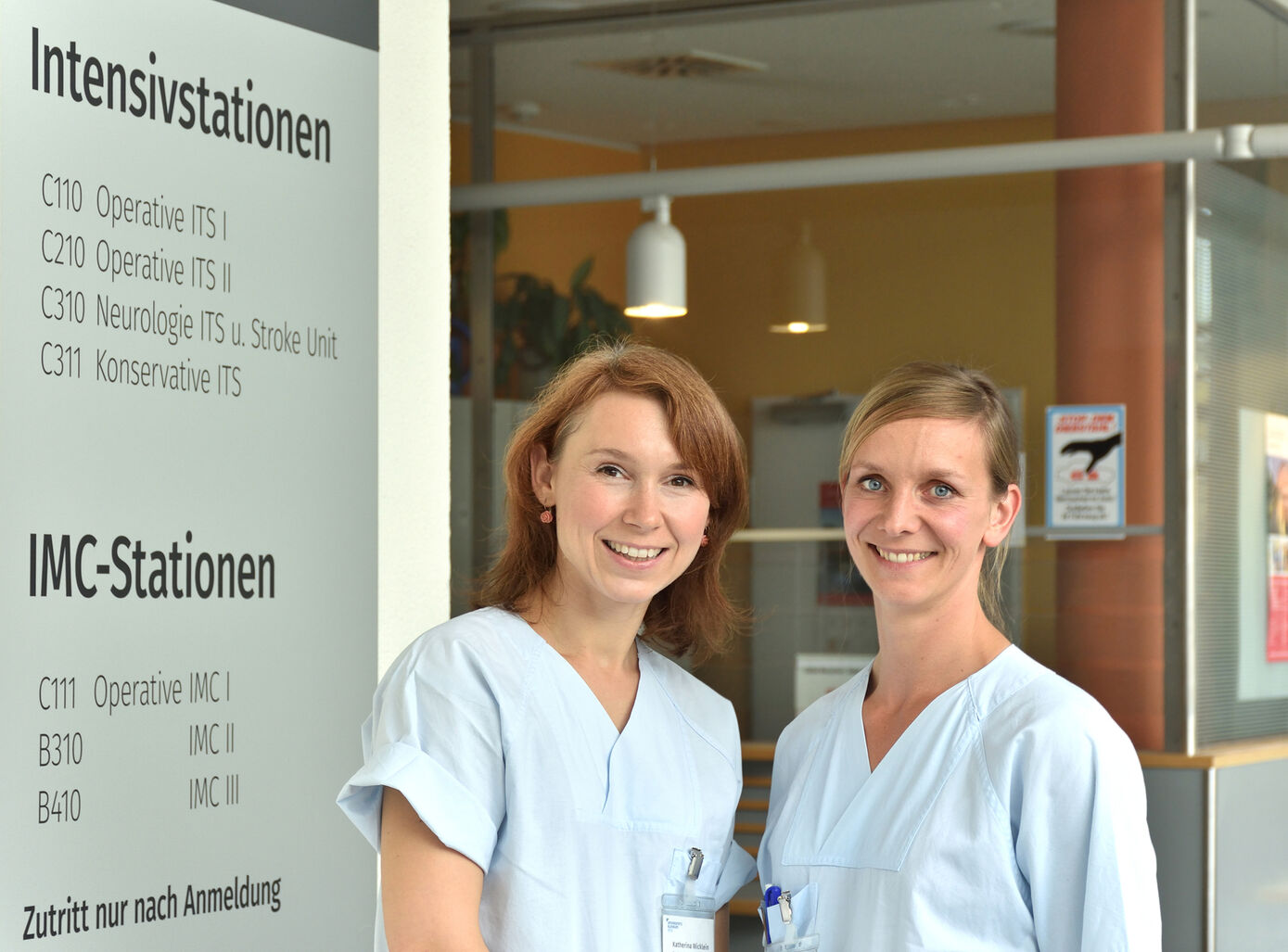 Die Psychologinnen Katherina Wicklein und Dr. Teresa Deffner gehören fest zum Team der Intensivstation am Universitätsklinikum Jena (v.l.n.r.). Foto: UKJ/Szabó