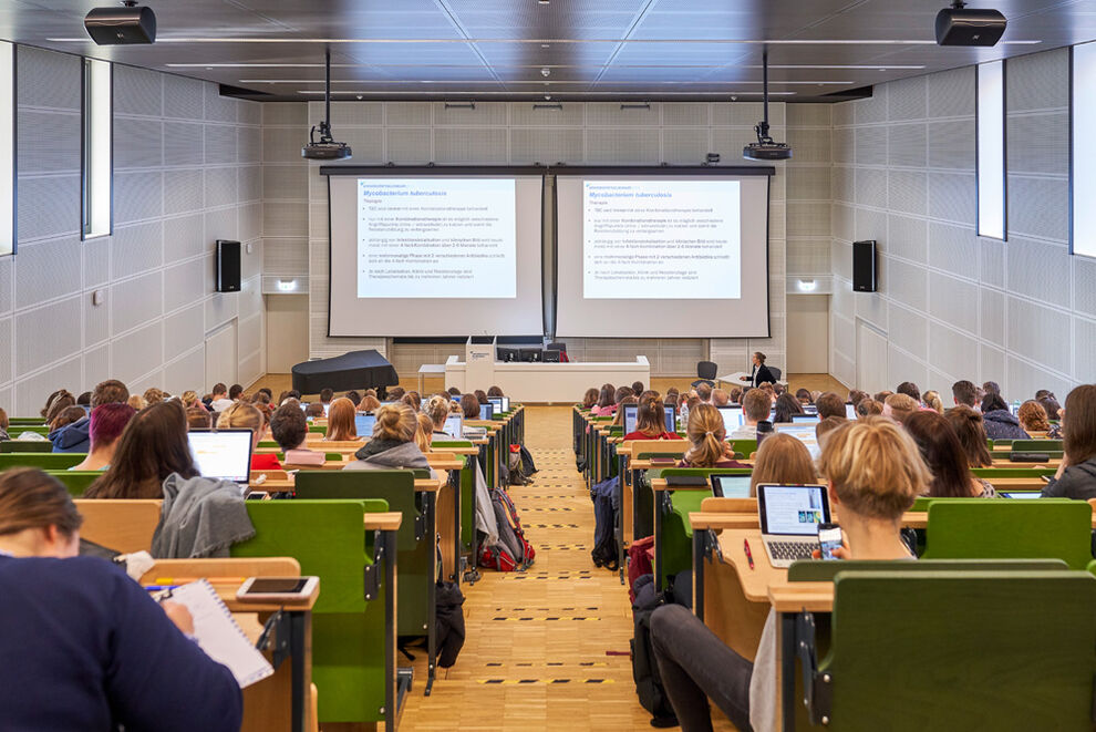 260 Erstsemester beginnen jeden Herbst ein Medizinstudium in Jena. Foto: UKJ/Schroll