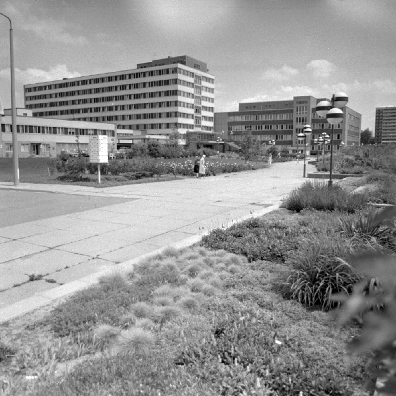 Impressionen aus der Anfangszeit der Klinik für Innere Medizin. Fotos: Archiv UKJ