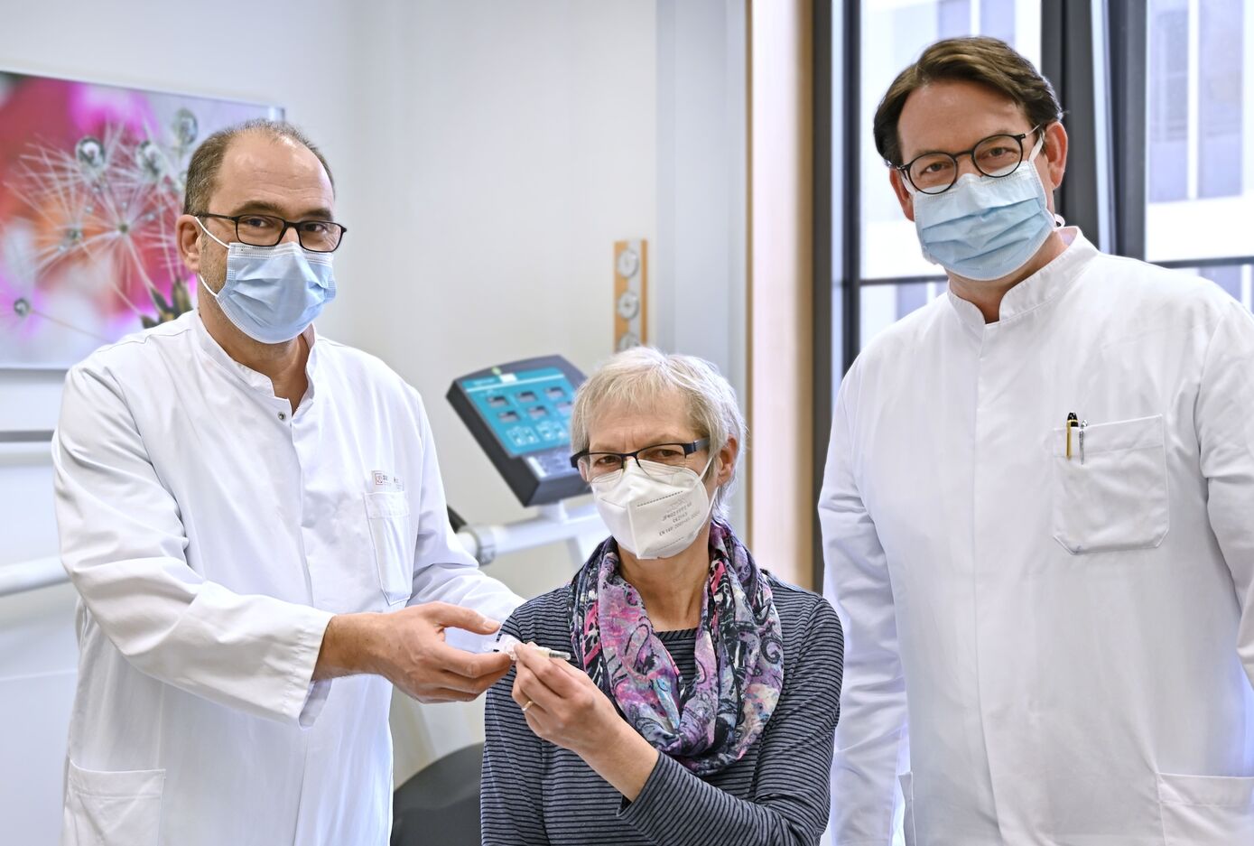 Oberarzt Prof. Dr. Oliver Weingärtner (links) und Prof. Dr. Christian Schulze (mitte), Direktor der Klinik für Innere Medizin I (Kardiologie) am UKJ, klären Patientin Christel Krüger (rechts) über die Cholesterinspritze auf.