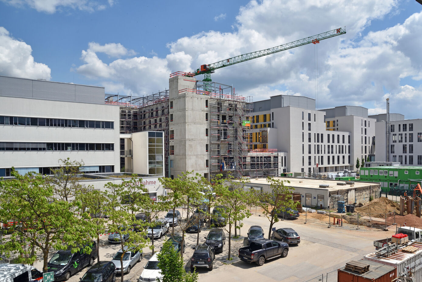 Das neue Gebäude A5 bildet mit den bereits errichteten Gebäuden ein stimmiges Ensemble. Foto: UKJ/Szabó