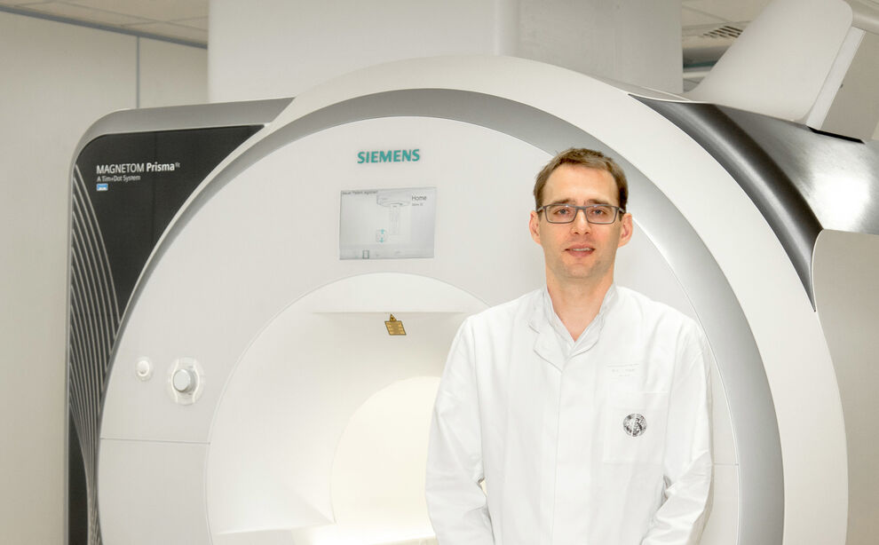 In Kooperation mit der Hamburger FUSE-AI GmbH entwickelt der UKJ-Radiologie Prof. Dr. Tobias Franiel ein KI-basiertes Assistenzsystem zur MRT-Diagnose von Prostatakrebs. Foto: Heiko Hellmann/UKJ