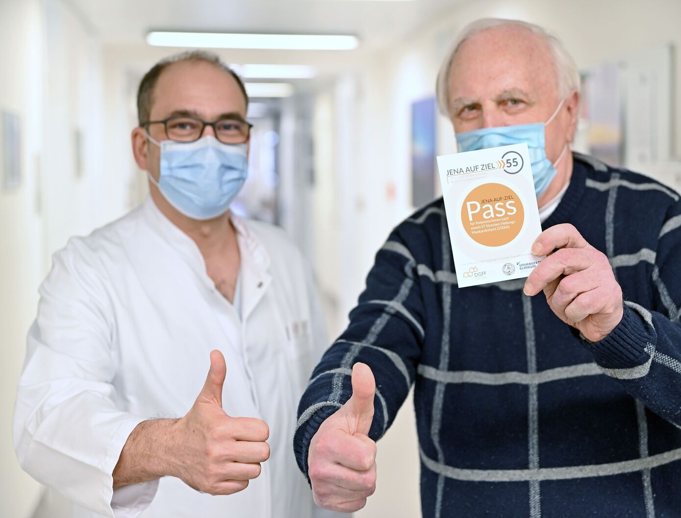 Ulrich Matthes (rechts) hat von Prof. Oliver Weingärtner, Oberarzt der Jenaer Kardiologie, seinen Herzinfarkt-Nachsorgepass erhalten. (Foto: UKJ/Szabó)