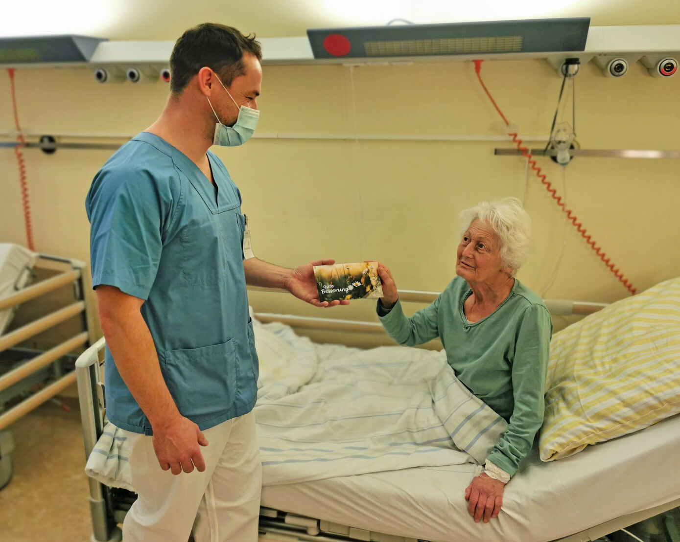 Nicht nur die Patienten der Geriatrie freuen sich über eine individuelle Grußkarte. Foto: UKJ