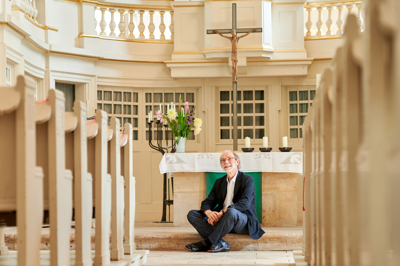 Heinz Bächer verlässt als Klinikseelsorger das UKJ. Das Bild zeigt ihn in der Jenaer Friedenskirche, auf deren Außengelände die feierliche Verabschiedung von Heinz Bächer stattfand. Foto: UKJ/Hellmann