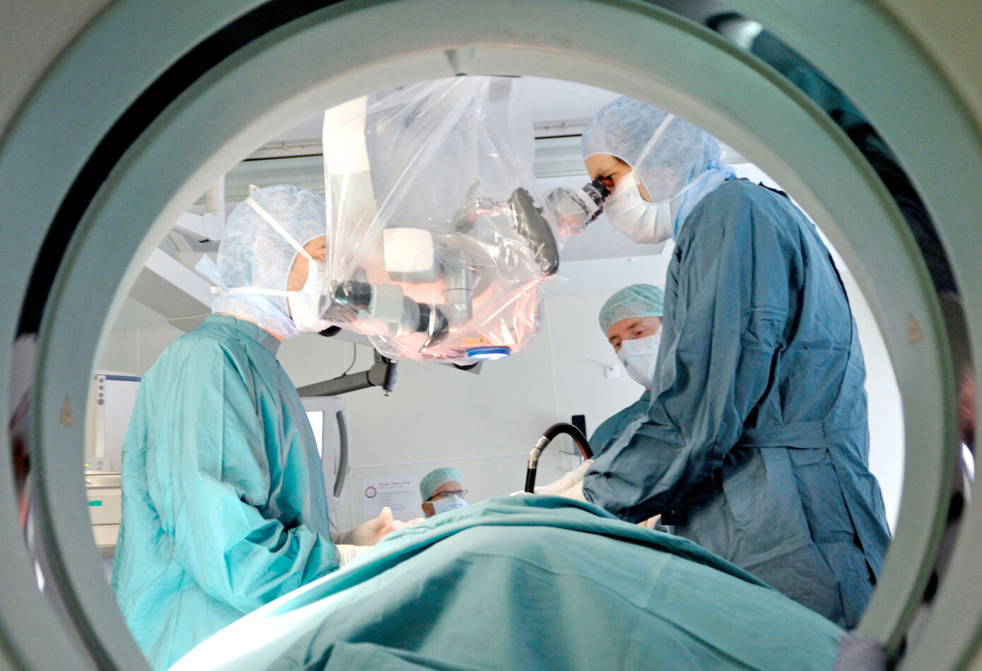 Die Experten der Klinik für Neurochirurgie operieren weiterhin alle Erkrankungen und Verletzungen an Gehirn, Wirbelsäule, Rückenmark, Bandscheibe und Nerven, die versorgt werden müssen. Foto: UKJ 