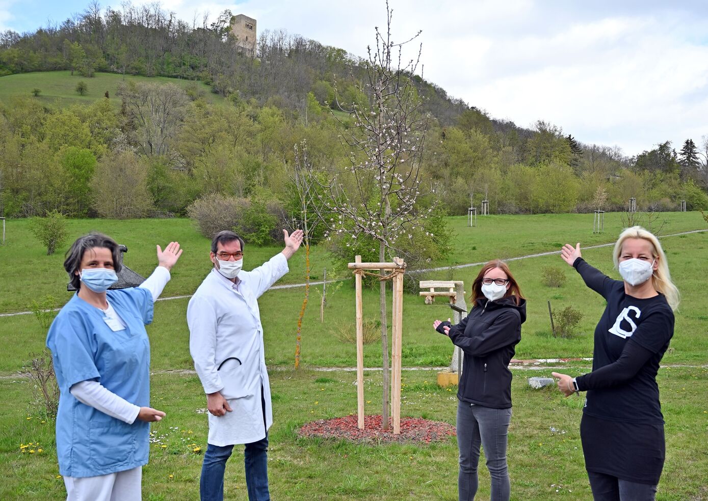 Sie freuen sich über den Apfelbaum im Garten der Palliativmedizin: Ursula Strobel, Diplom-Psychologin der Jenaer Palliativmedizin, PD Dr. Ulrich Wedding, Chefarzt der Abteilung Palliativmedizin am UKJ, Madlin Streipert, Somengo GmbH -  stellvertretend für die Sponsoren des Baumes und Claudia Koppe, Vorsitzende des Vereins „Leben heißt auch Sterben e.V.“. (v.l.n.r.). Foto: UKJ/Szabó